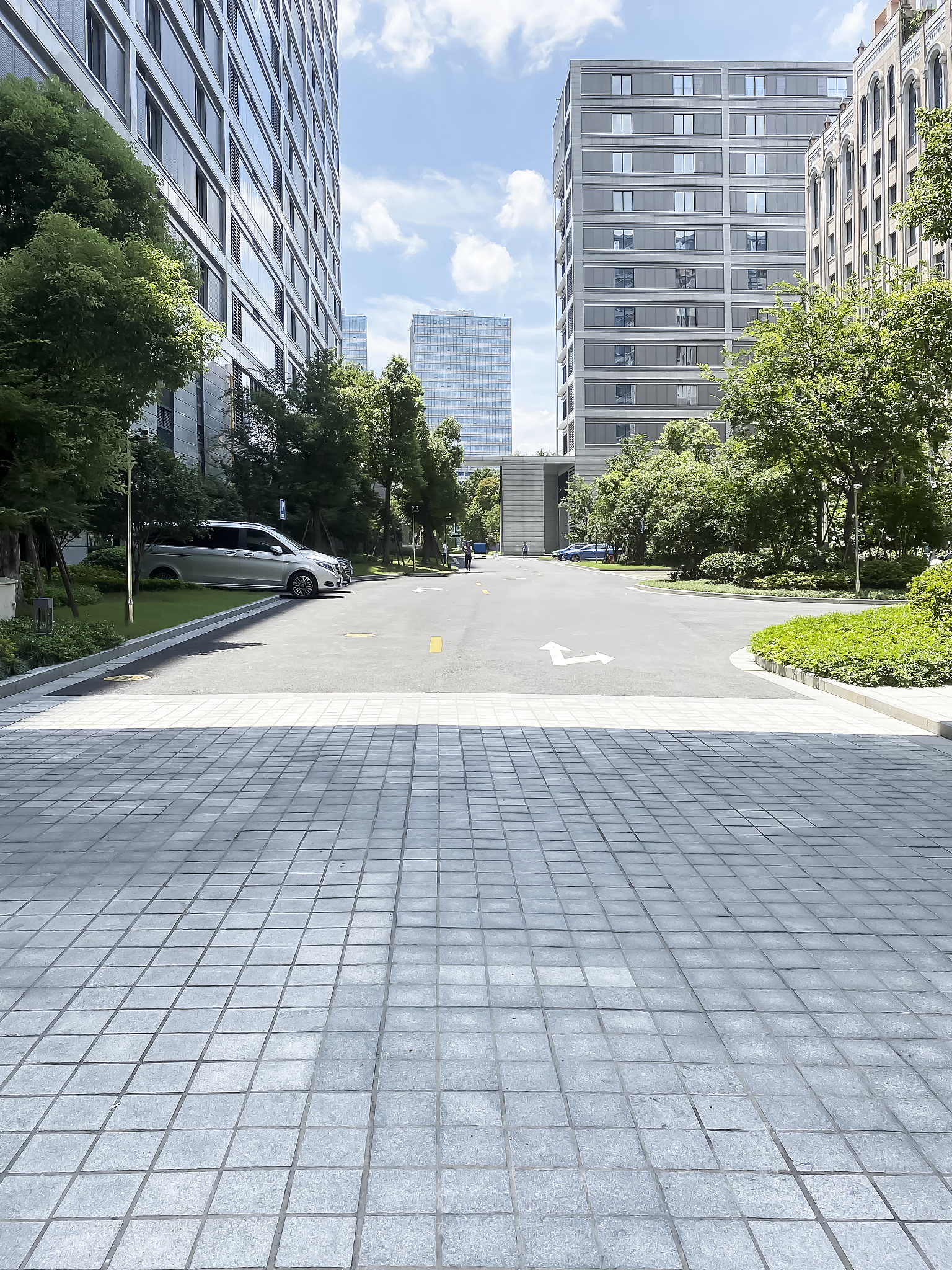 杭州初中毕业报考中专学校指南：如何选择最适合你的学校？