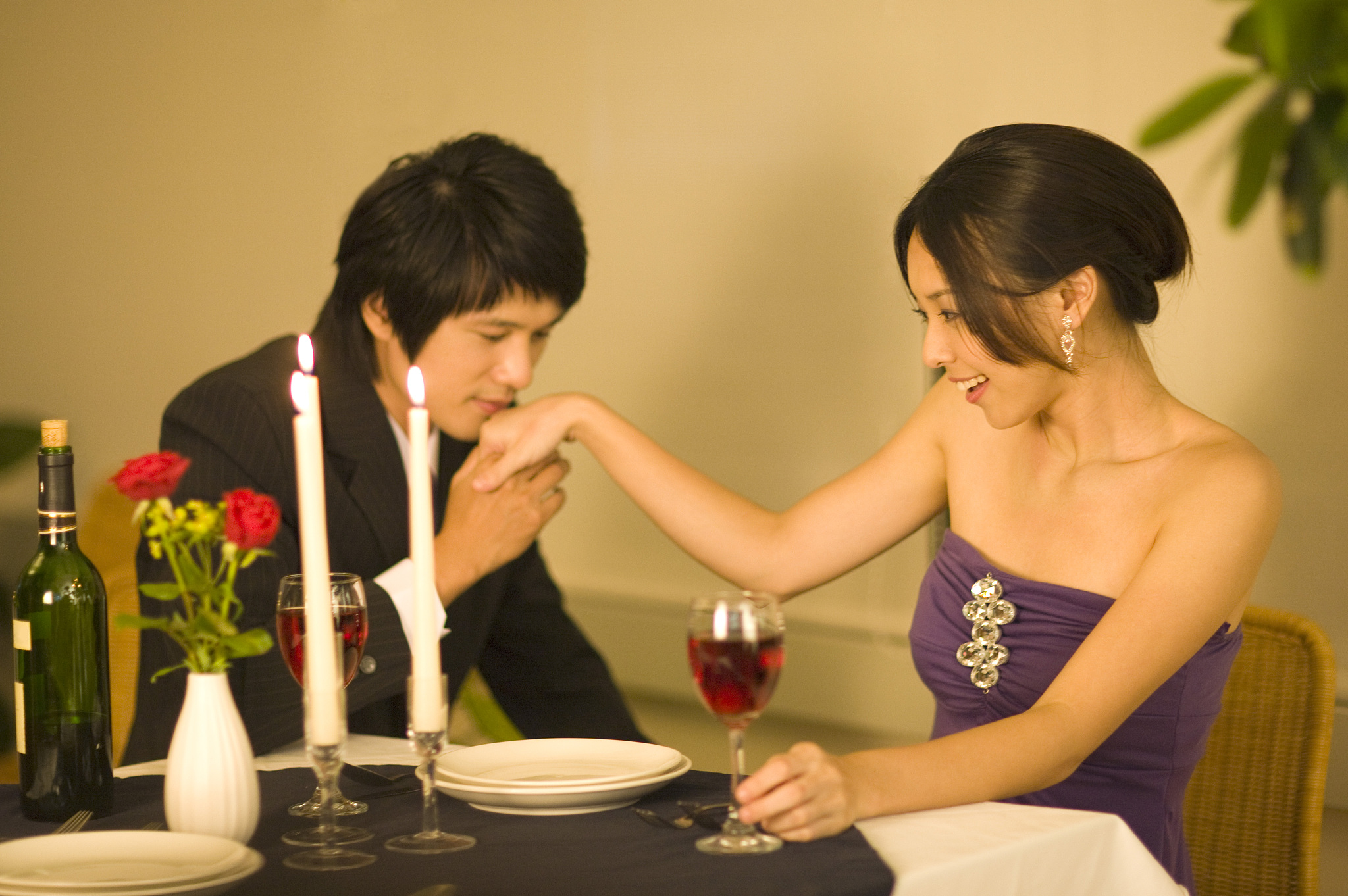 以 红酒是一种情感的传递。它的故事如同一段浪漫的爱情。它的口感如同一次深情的拥抱。每一瓶都是对生命的赞歌。为标题的短视频文案 不少于150字