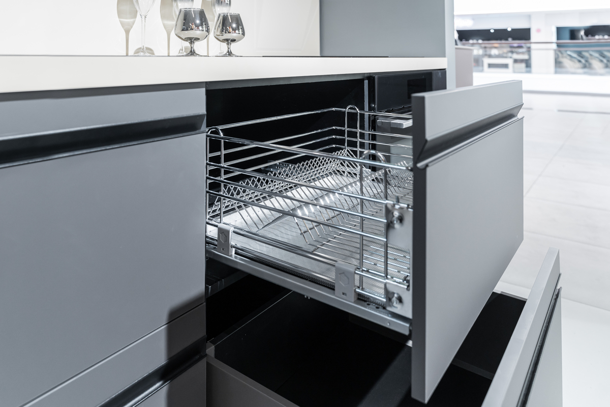 扩写：同样现在家庭都必备洗碗机这款9套大容量一次洗净67件餐具高朋满座欢聚无忧。专为中国家庭设计的中式碗架锅碗瓢盆都能放。匠心手工槽洗消烘除存一体化可伸缩果蔬篮高能气泡洗三重净透去农残呵护你的家庭健康。