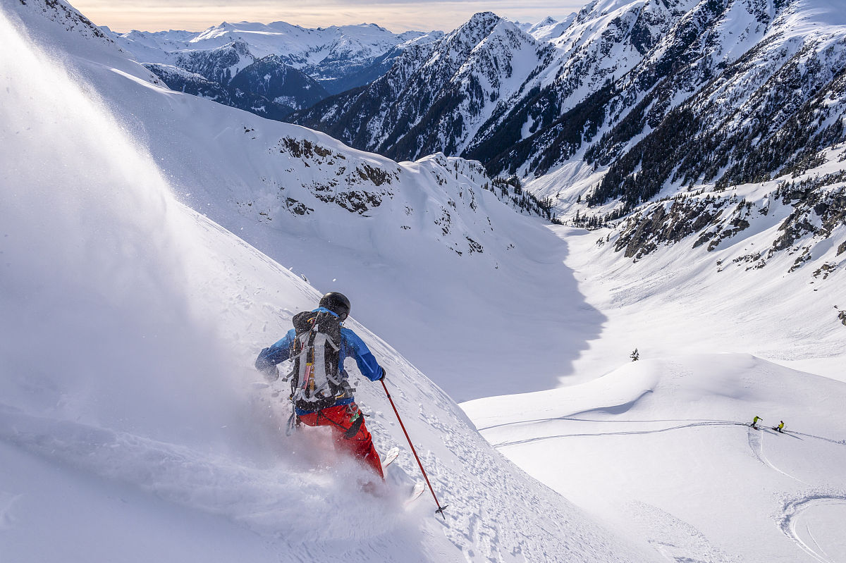 你是一名导游将如何介绍一个可以滑雪、可以游学的地方
