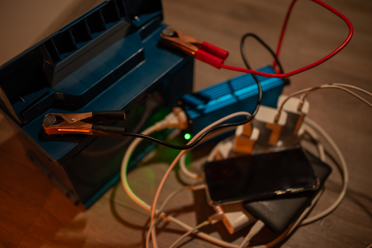 电瓶正极变负极与转换器有关吗 怎么接 操作步骤帮我用200字详细描述