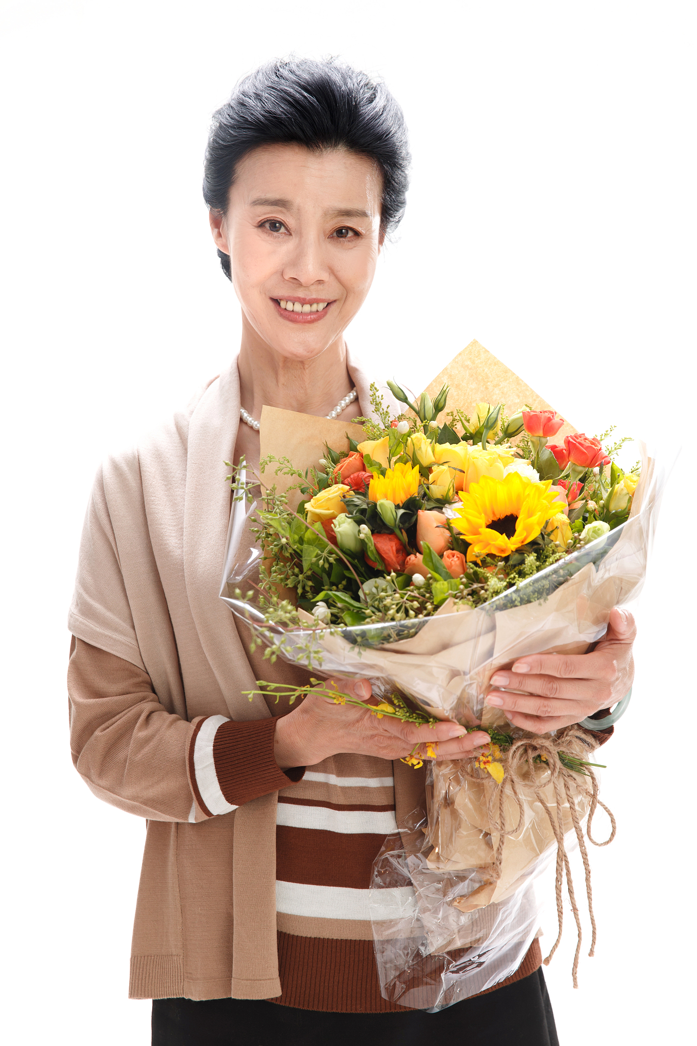 手拿鲜花的优雅女士