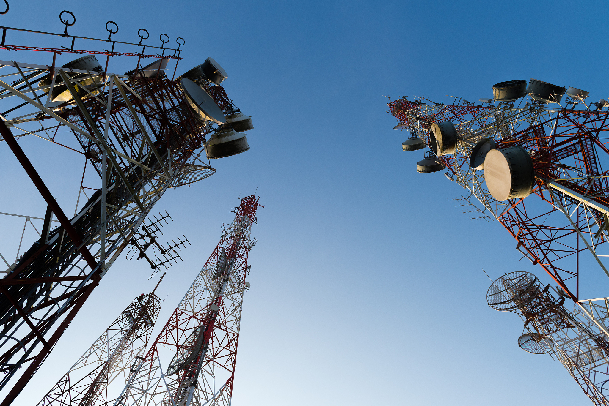 卫星通信系统上下行链路频率设置与地面移动通信差异分析