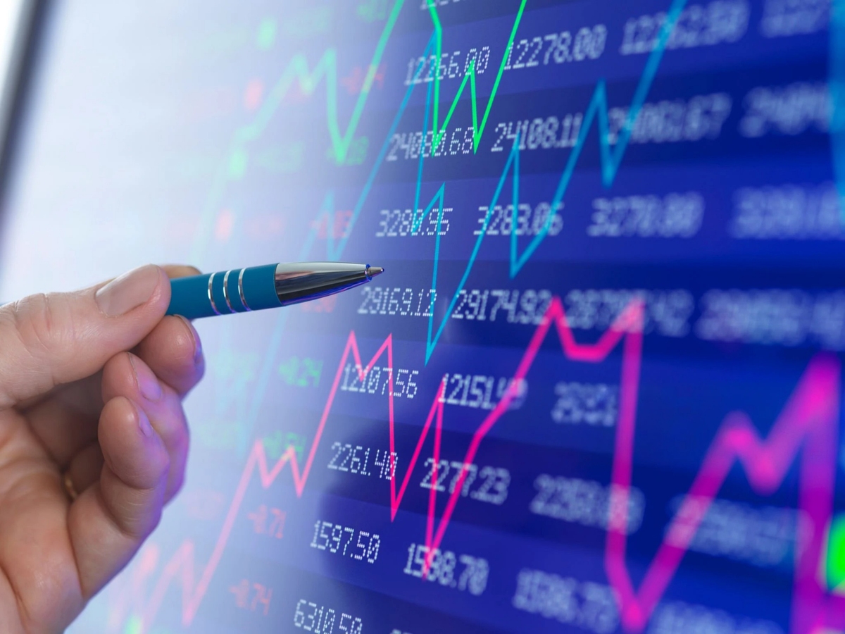 A股今日震荡：钢铁强势医药疲软，资金流向现异动