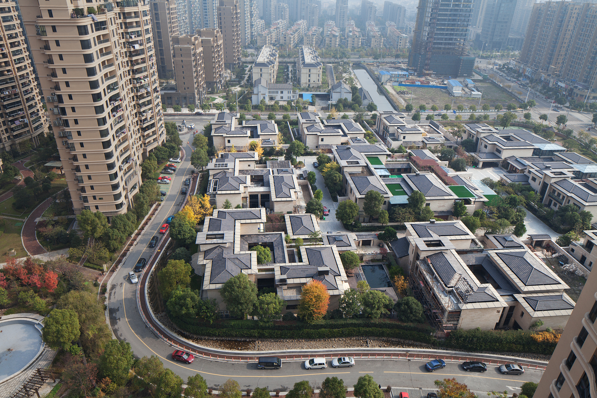 保利臻誉离南部商务区约几公里？开车约几分钟？离品江府开车约几分钟？学校怎么样？中上吗？属于什么街道？层高的话看得到甬江吗？外立面什么材质？地暖、新风、中央空调都有吗！物业费多少？