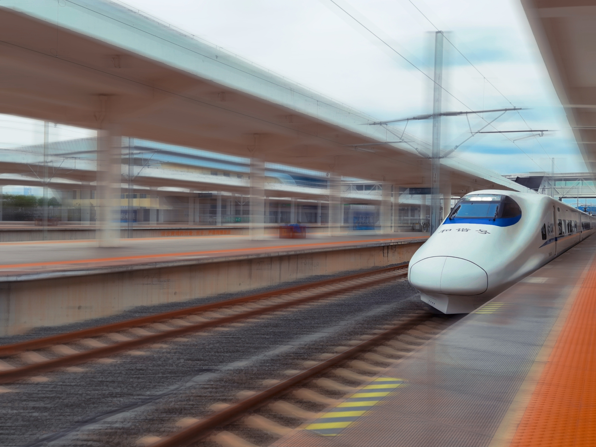 成都实验商贸管理学校和谐号动车高级乘务员方向