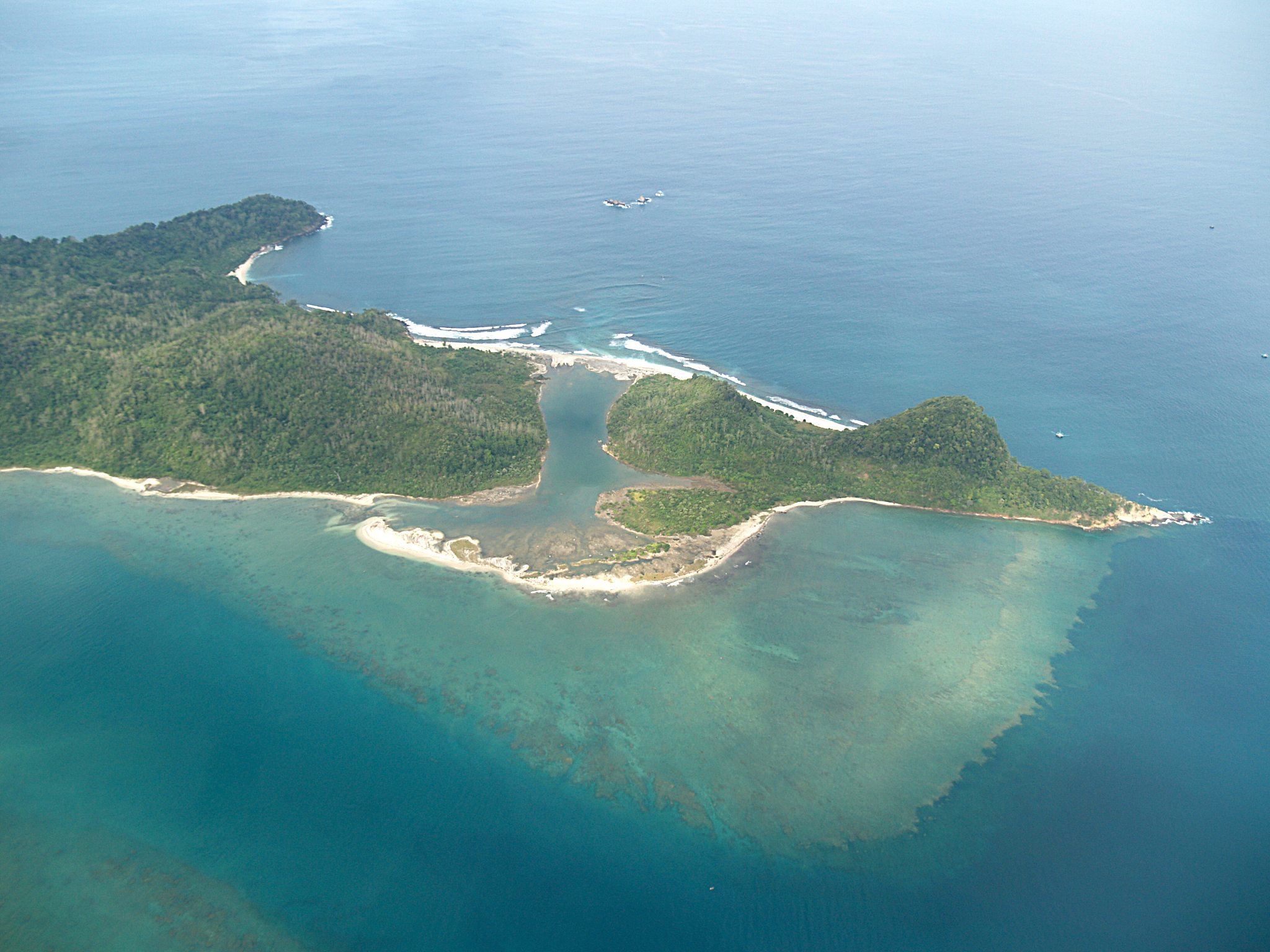please translate the following English words to Chinese Iriomote Island in Okinawa Japan is struggling to cope with overtourism as the number of visitors to the island has increased dramatically over