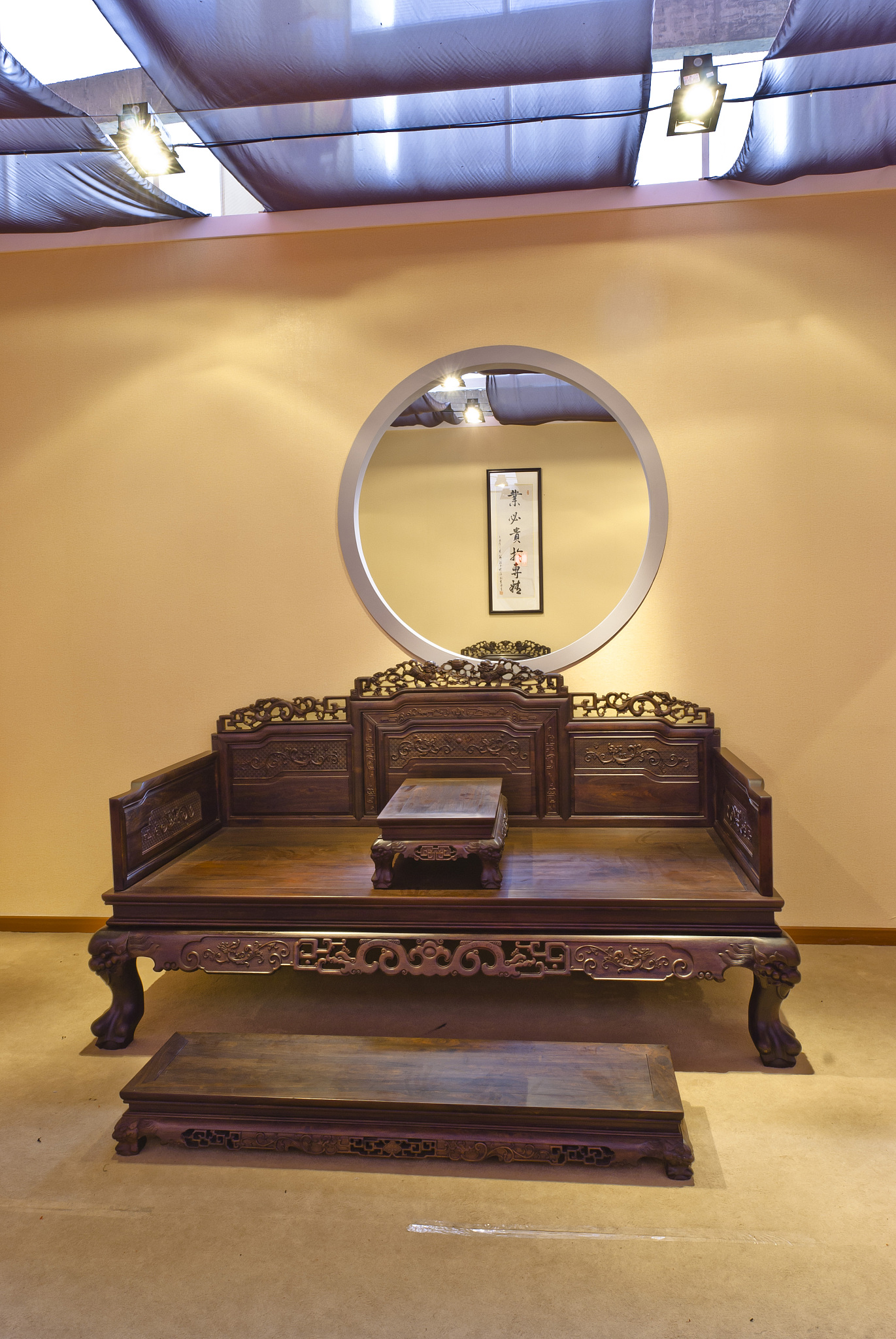 新中式罗汉床：典雅与现代的完美融合