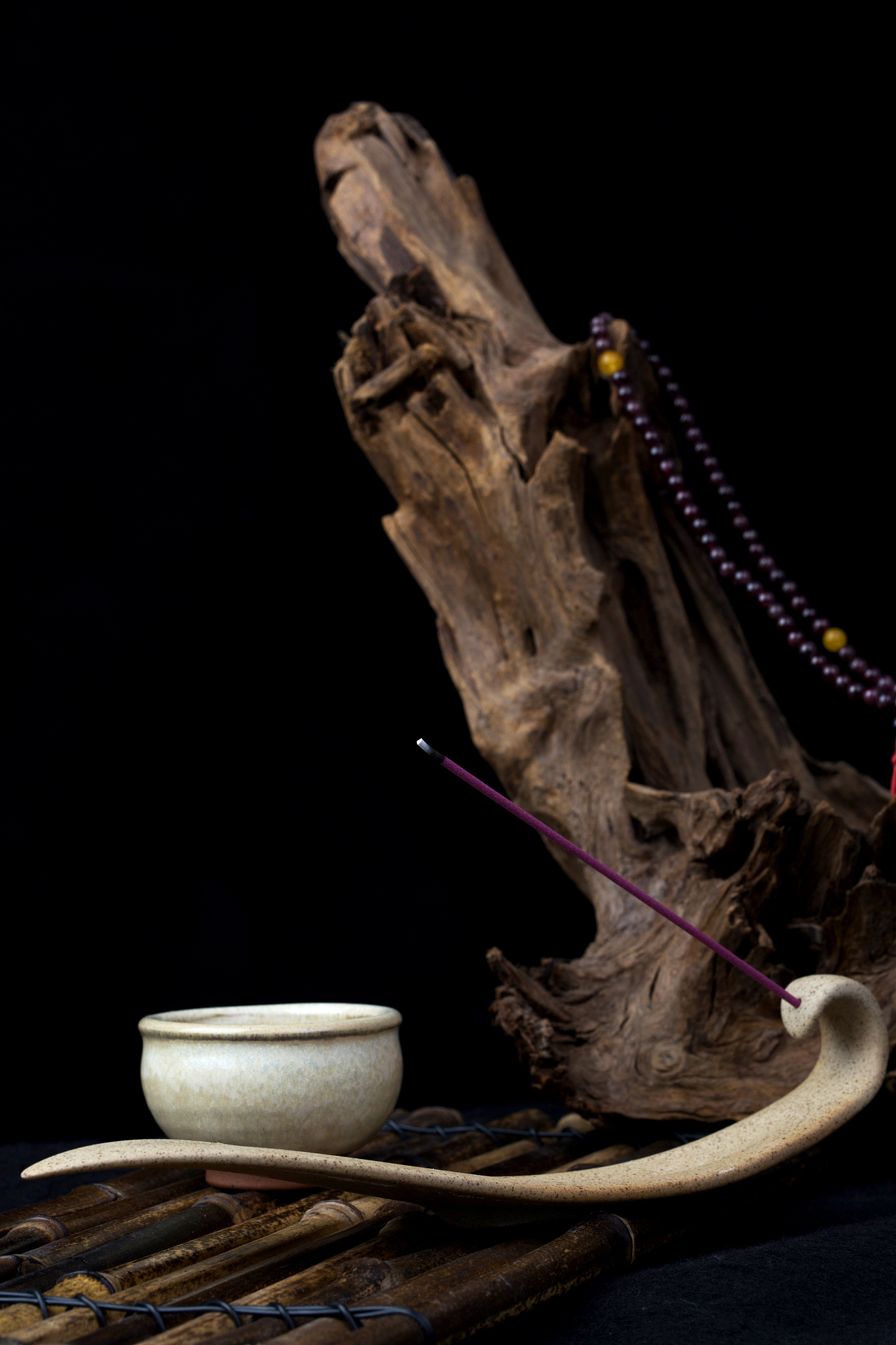 放在桌子上的香插 茶杯