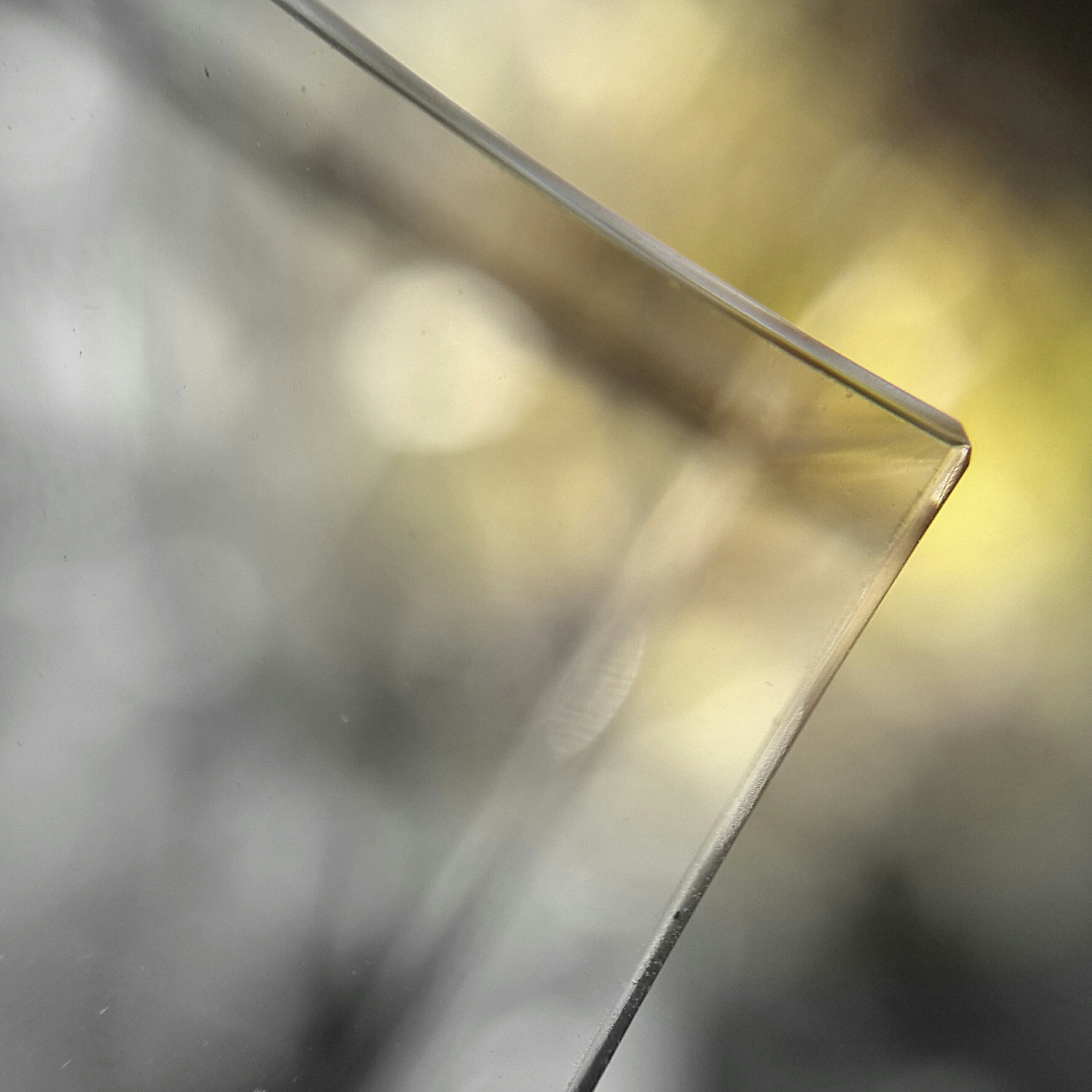 为什么实验中用白纸挡在玻璃板和像之间？还能看到蜡烛的像？