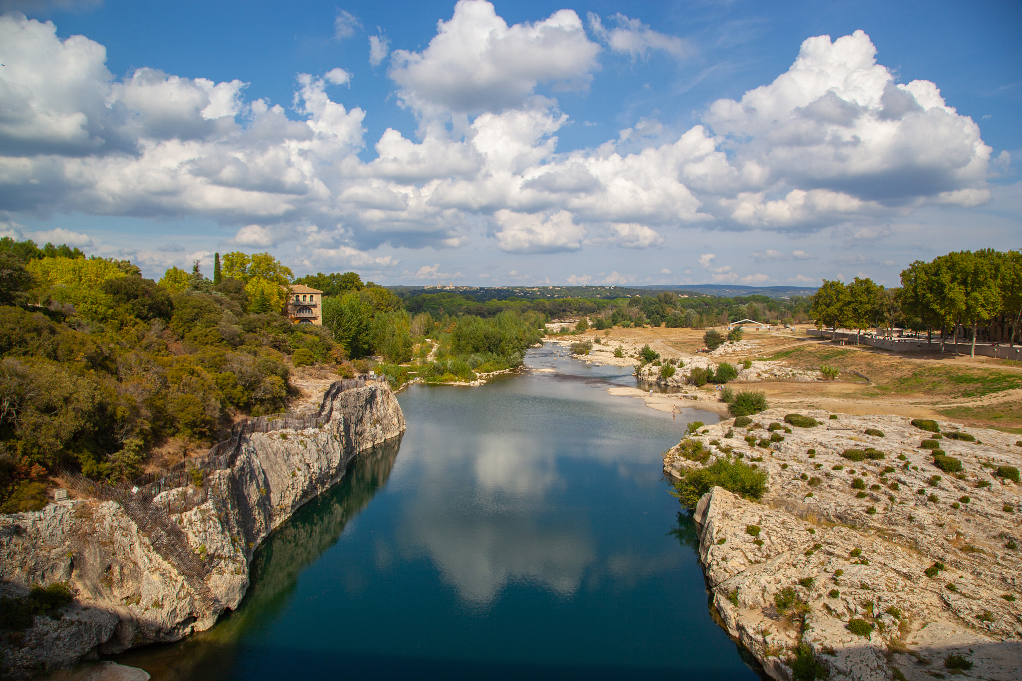 Take in the spectacular stone arch created by the torrents of the Ardèche river翻译一下