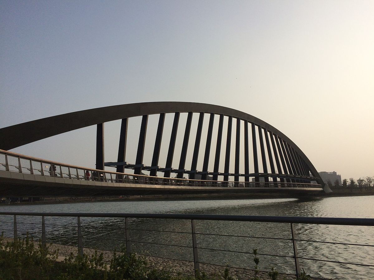 论述桥梁建设中考虑历史文化的重要性