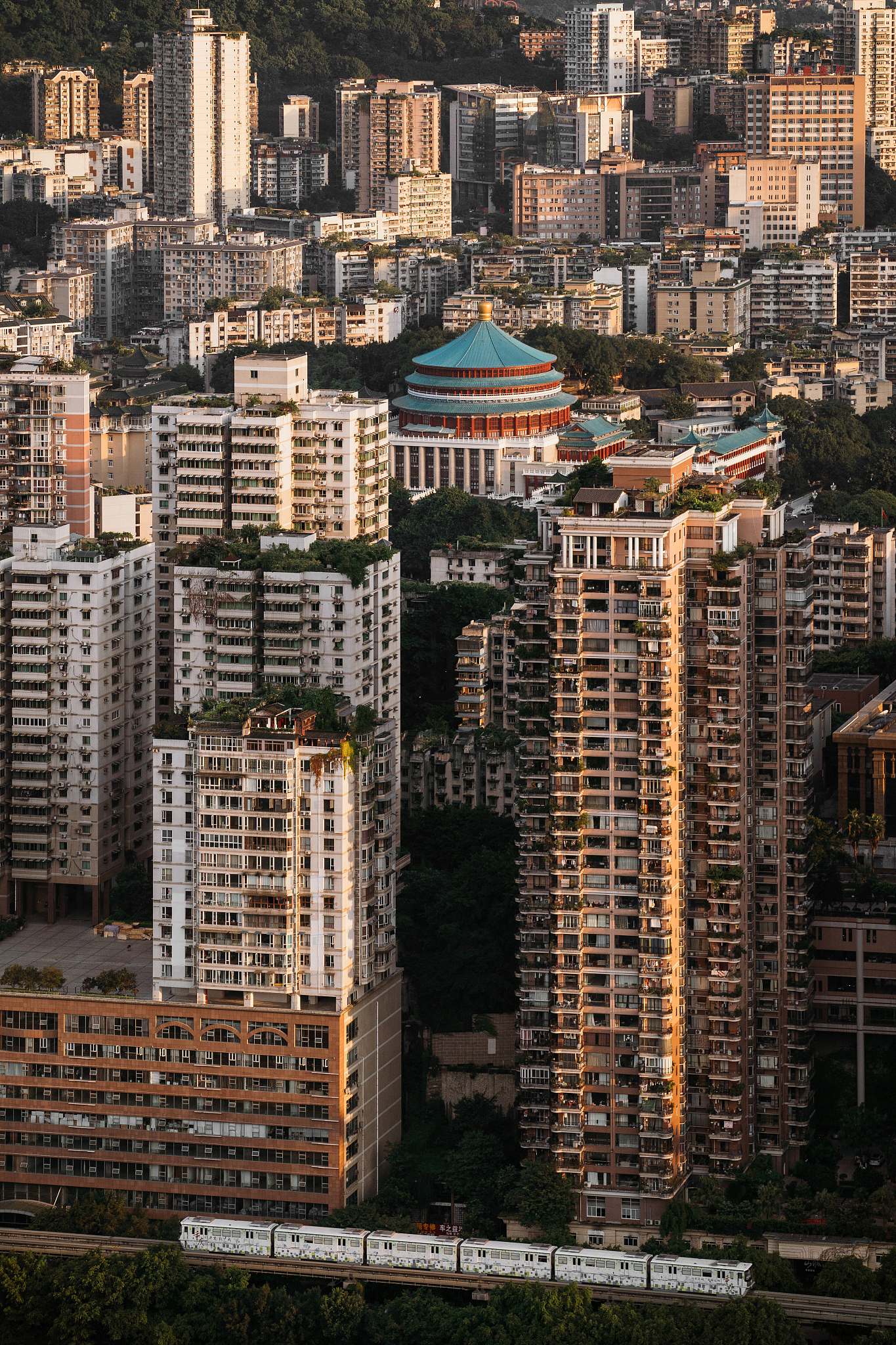 重庆轻轨专业学校地址：招生信息与交通指南