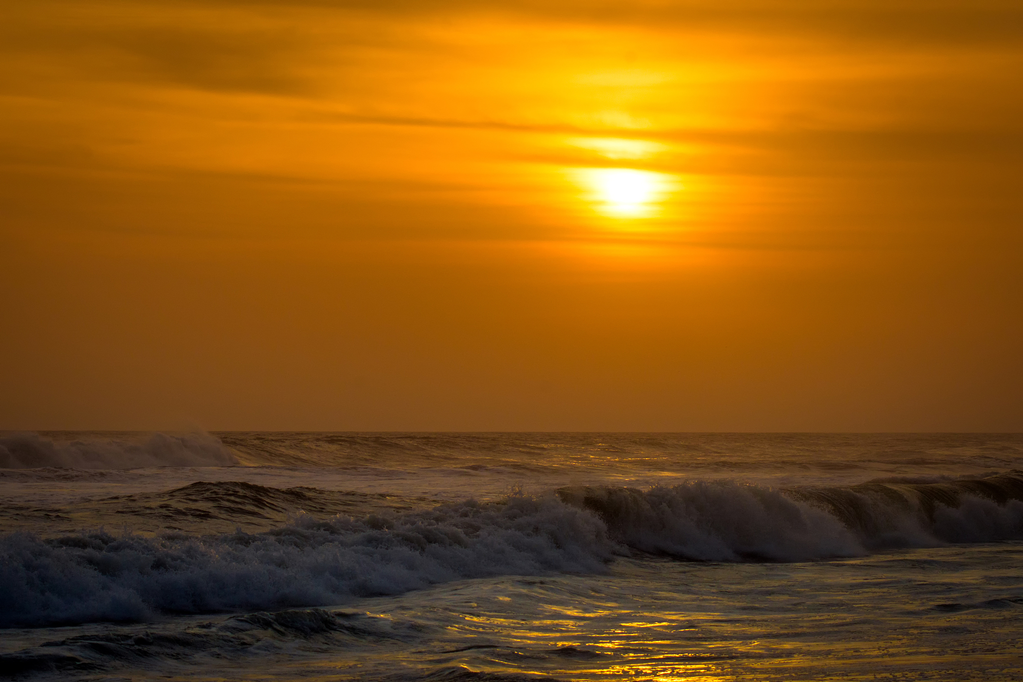 The white sun sets behind the mountains the Yellow River flows into the sea I aspire to reach a thousand miles and climb even higher翻译成中文