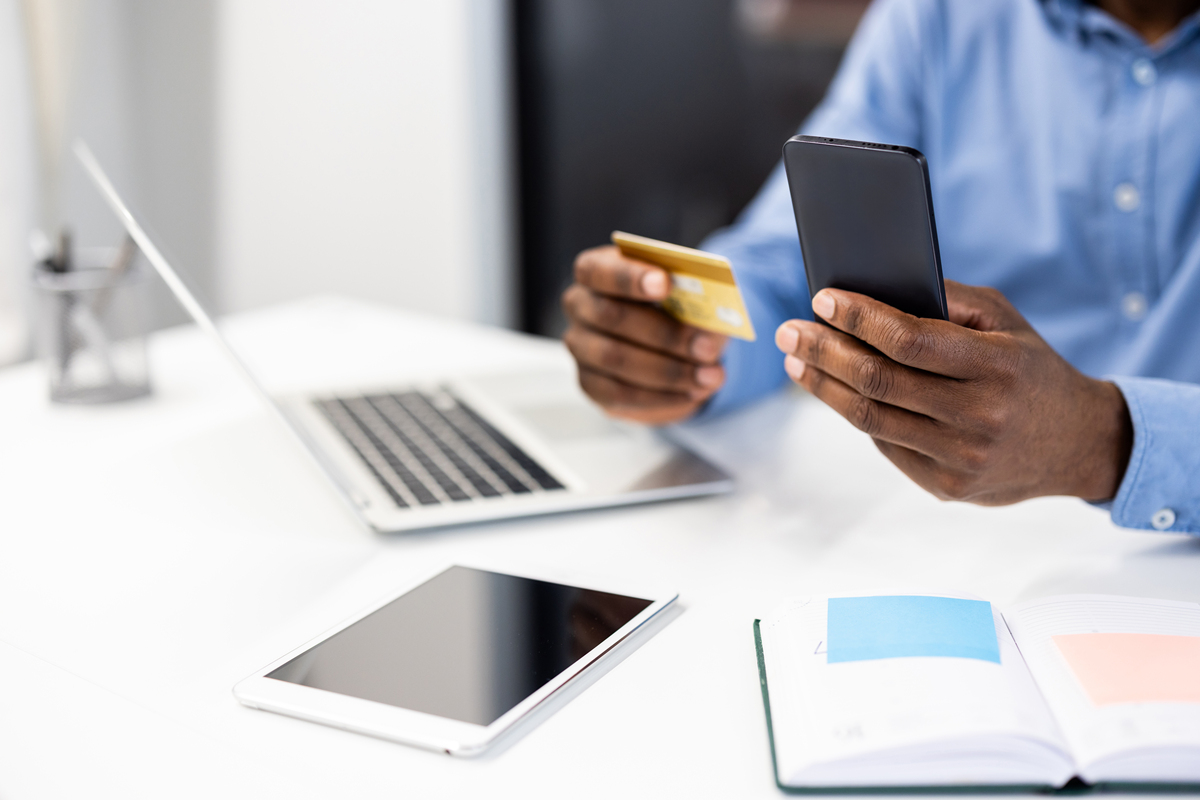 伴随着智能手机使用人数的增加和移动互联网的快速发展大众接收信息的方式与以往有了很大的不同大众可以借助移动智能设备摆脱传统学习环境对人的束缚使得在任意时间或者地点都能够学习成为了可能。同时随着终生学习这一观念逐渐深入人心使得移动学习也逐渐成为人们学习的重要方式之一。不改变原意的情况下扩写内容