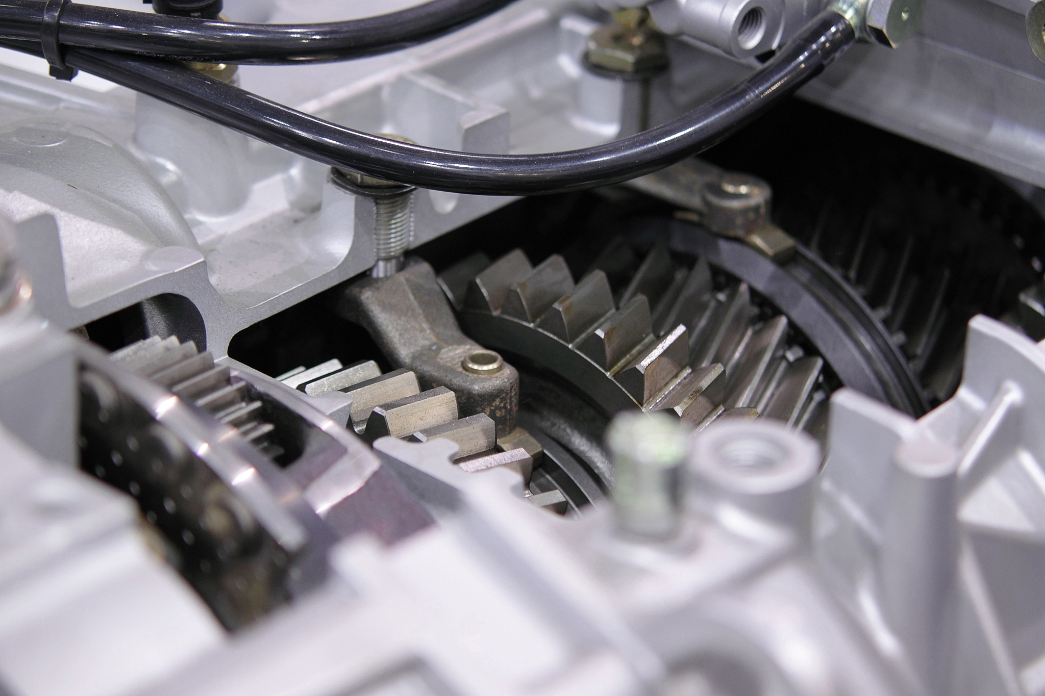 1发动机类Engine：11用私有成员变量表示以下三项信息括号中是变量类型：发动机排量capacity float、最大功率maxPower float、燃料类型feulType。其中燃料类型有四种请定义一个枚举类型表示燃料类型枚举常量分别用于表示：汽油PETROL柴油DIESEL丙烷PROPANE以及天然气NATRUAL_GAS四种燃料类型。12编写私有成员函数用于返回发动机燃料的名称返回类型为