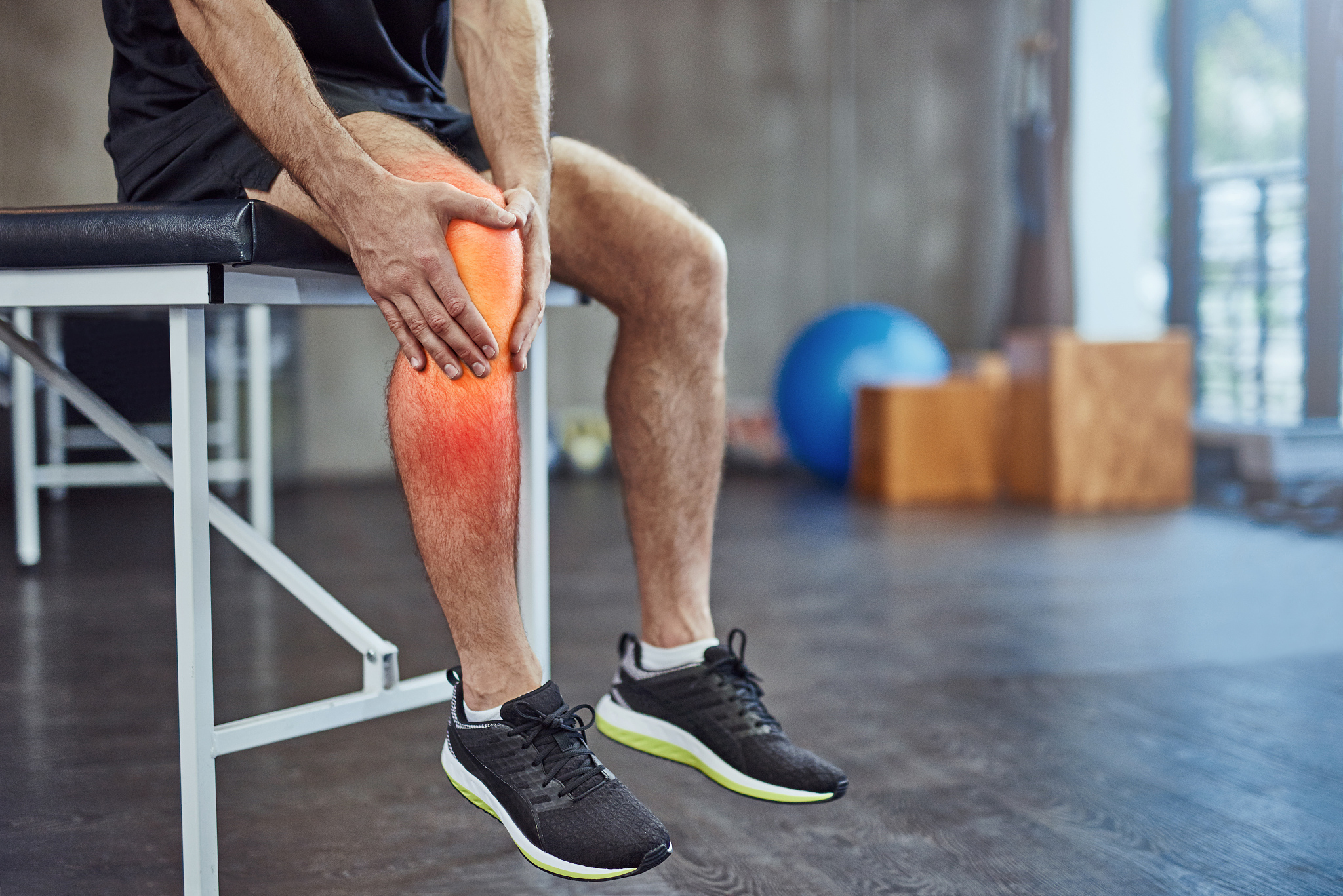 你是一个专业的健身教练请给我5个运动项目建议。我希望锻炼我的大腿和小腿肌肉但我的膝盖有伤不能承担较大压力请推荐避免膝盖负重的项目