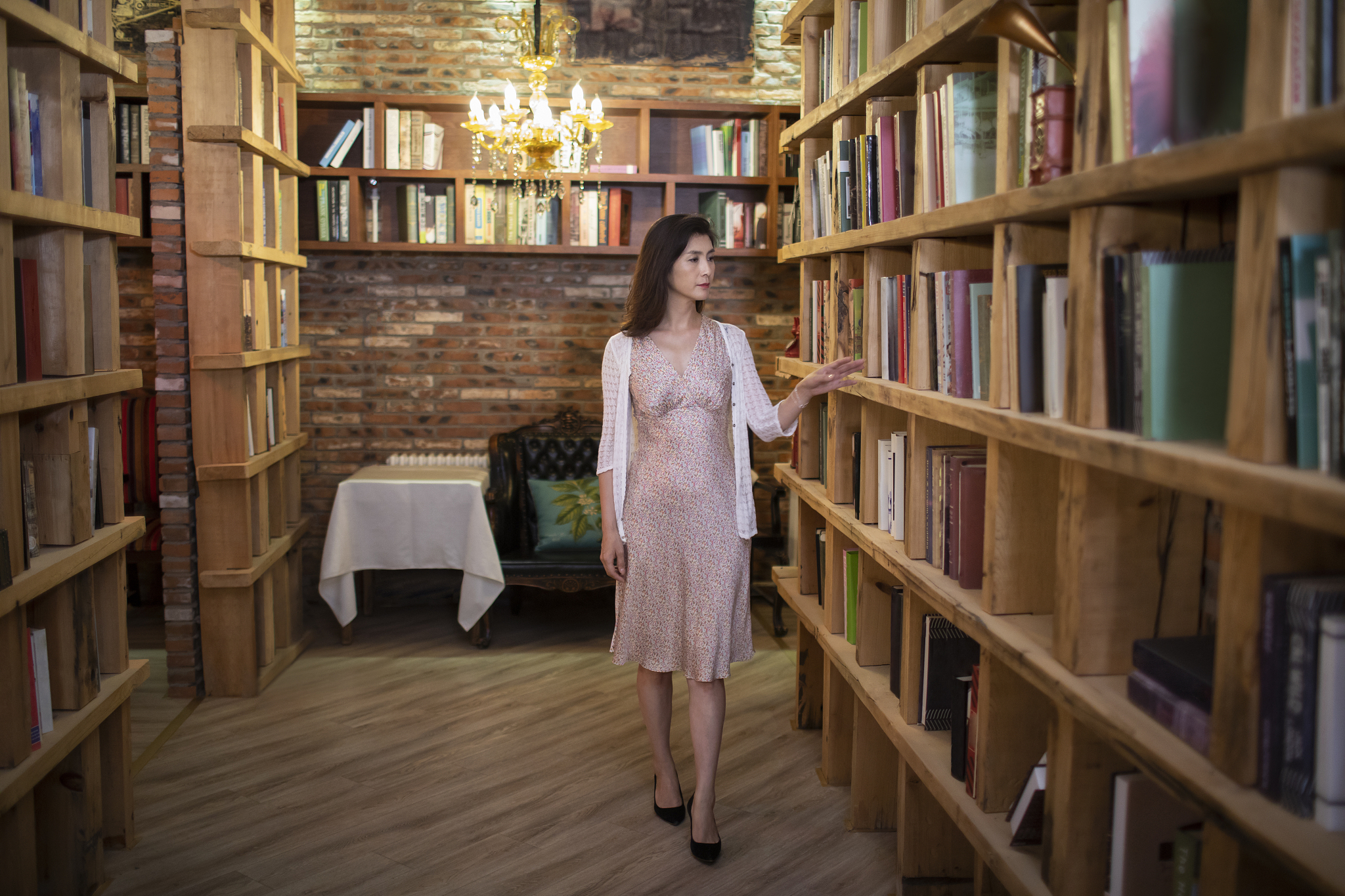 优雅女士在书店挑选图书