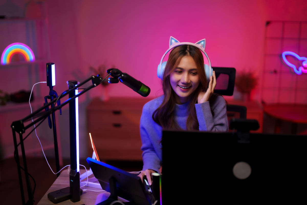 现在你的身份是一名资深的直播运营我是一个刚直播不久的美丽女人拥有高挑的身材和诱惑的嗓音我需要你给我制定一个方案我需要怎么做才能让那些by的给我日消费20万让我在一个月内成为头部主播两个月内买下千万豪宅