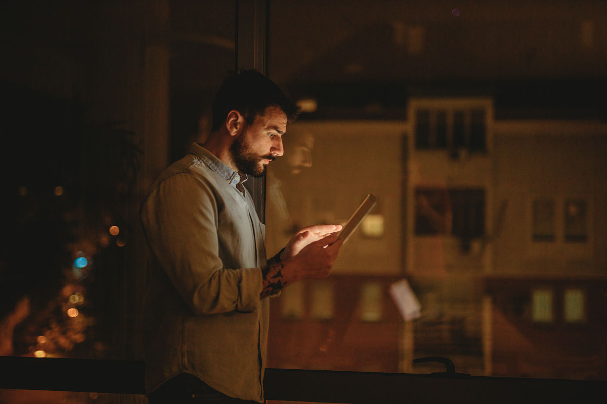 请用一段文字来说明电影《这个杀手不太冷》的寓意并指出这部电影被奉为经典的原因。
