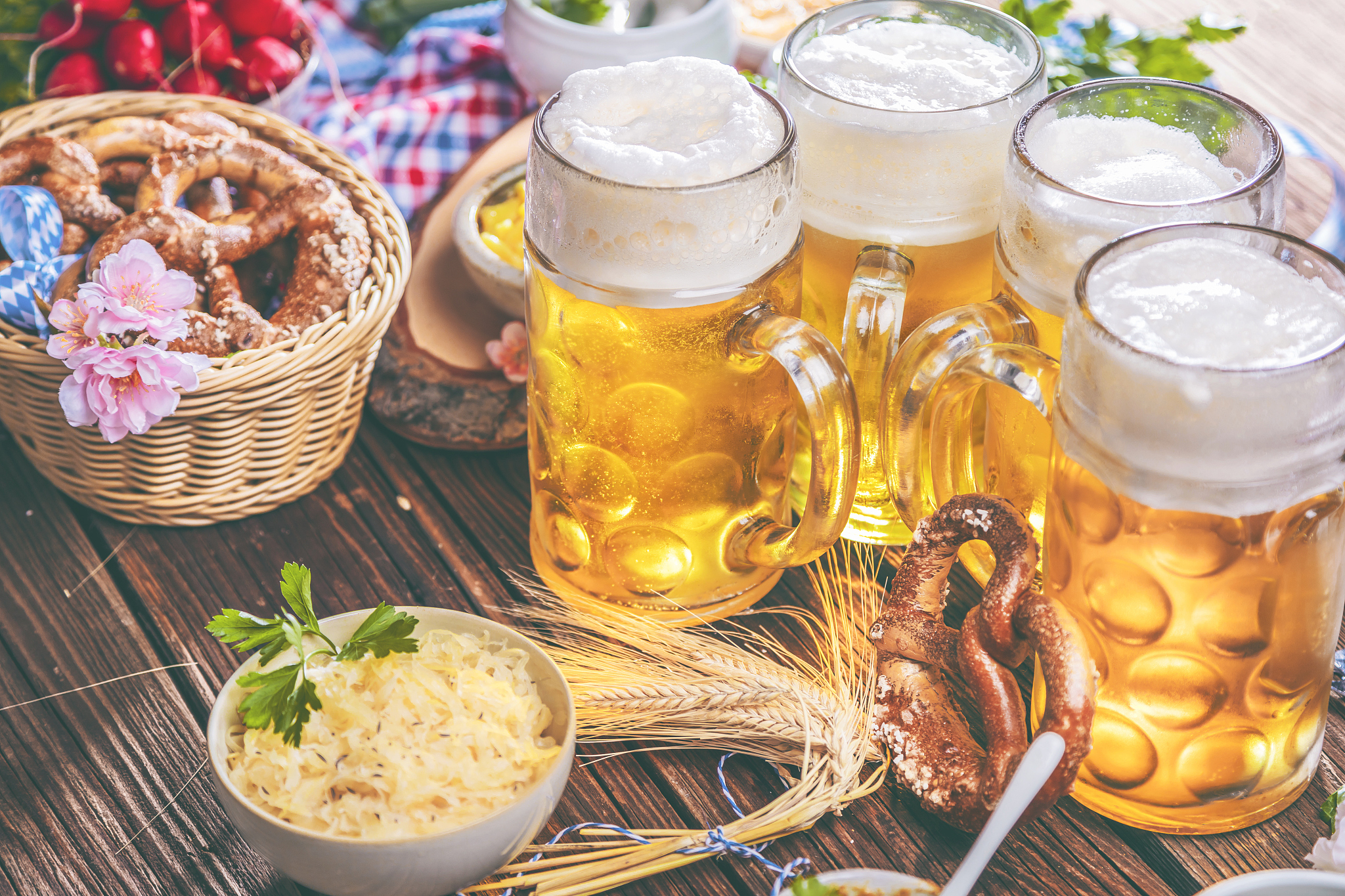 请参考以下内容重新生成一篇800汉字的原创文章。主题是：《啤酒解渴吗》语言要幽默口语化。我们从小到大听到了很多的说法就是喝这个解渴和那解渴这里面所说的饮品基本上都是比较纯净的 比如说白开水或者是茶饮一般的饮料都是不能够解渴的但是到了夏天我相信很多的人都喜欢和啤酒和啤酒能能够解渴吗一起看看吧。一、啤酒解渴吗酒不能解渴。啤酒被不少人视为解渴的清凉饮料但事实上喝啤酒可能反而会让口更渴。当酒精进入人体后会