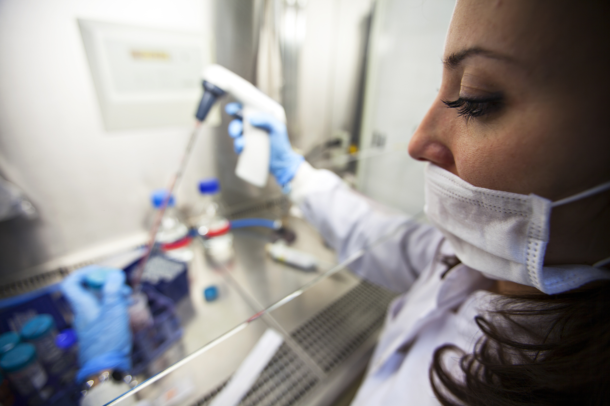 主要从自然辩证法角度其次简要讨论从生命伦理学角度、哲学伦理学角度以人体实验、器官移植与安乐死的哲学思考为主题写一篇五千字左右的学术性论文。