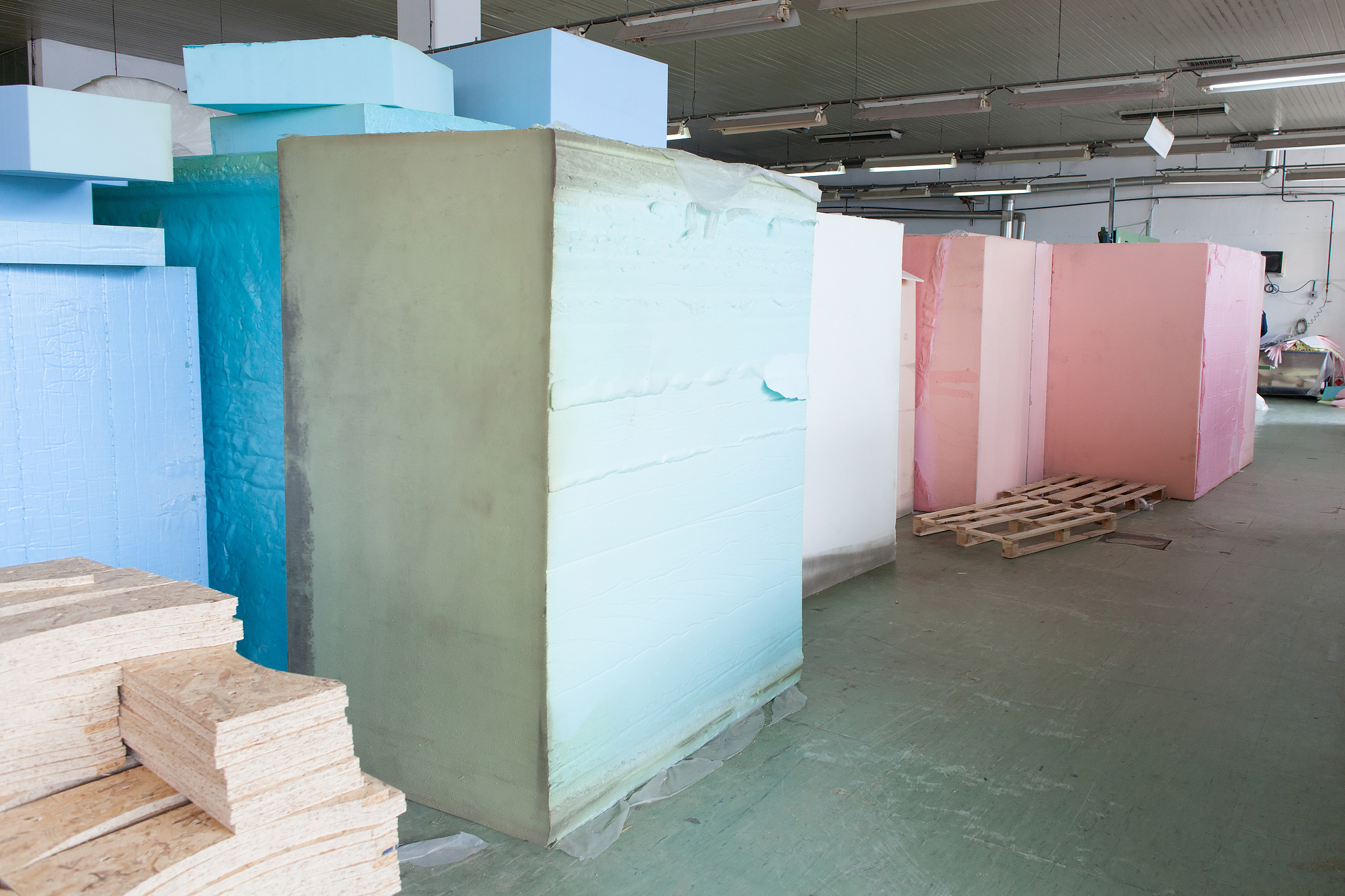 写一篇不少于500词的用pir夹芯板建造仓库的优势的文章