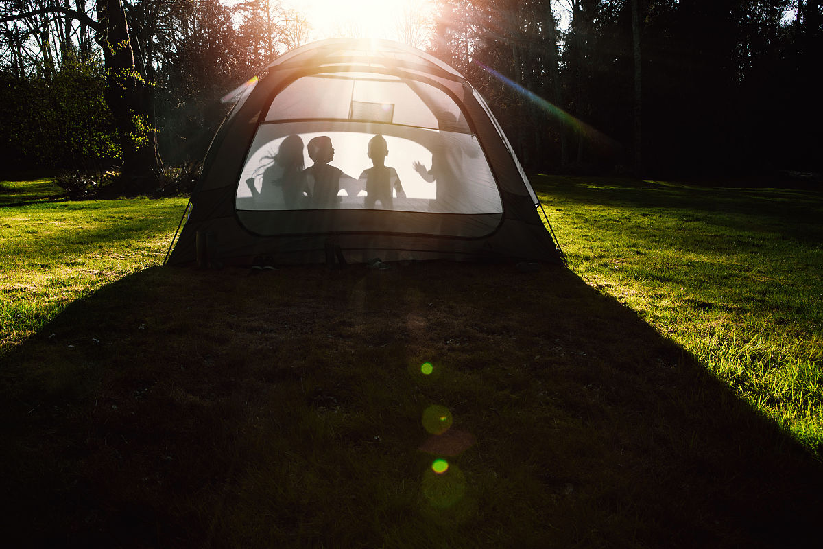 写一个露营剧情的抖音短视频脚本