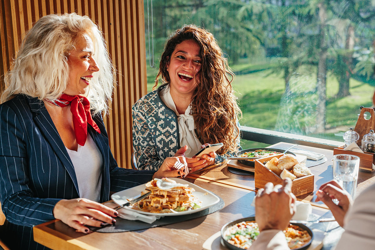 请朋友吃饭幽默地邀请亲爱的朋友你知道吗？我最近研究出了一道绝妙的菜谱叫做友情大餐。我想邀请你来品尝一下让我们一起享受美食和欢笑的时光吧！我保证菜品绝对不会让你失望除非你不喜欢美味的食物和开心的氛围。所以你准备好了吗？让我们一起来吃饭聊天开怀大笑享受友情的美好吧！思考我还想请你尝尝我的幽默饭它不仅可以填饱肚子还能让你笑出声。不信？那就来试试吧！我已经准备好了菜肴和笑话只等你的到来。不要再犹豫了快来一