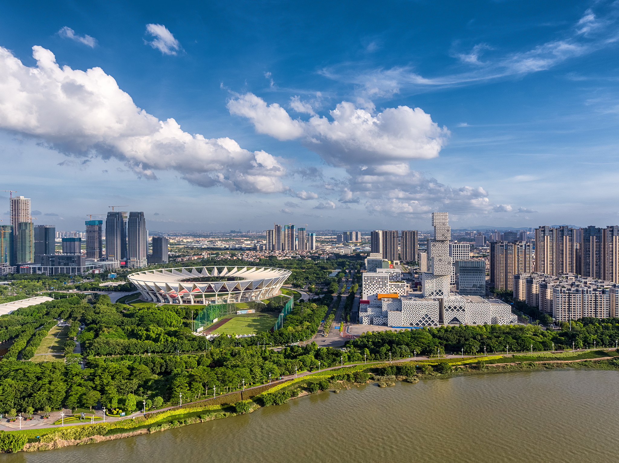 航拍视角下的佛山世纪莲体育中心-佛山图书馆-佛城市天际线全景