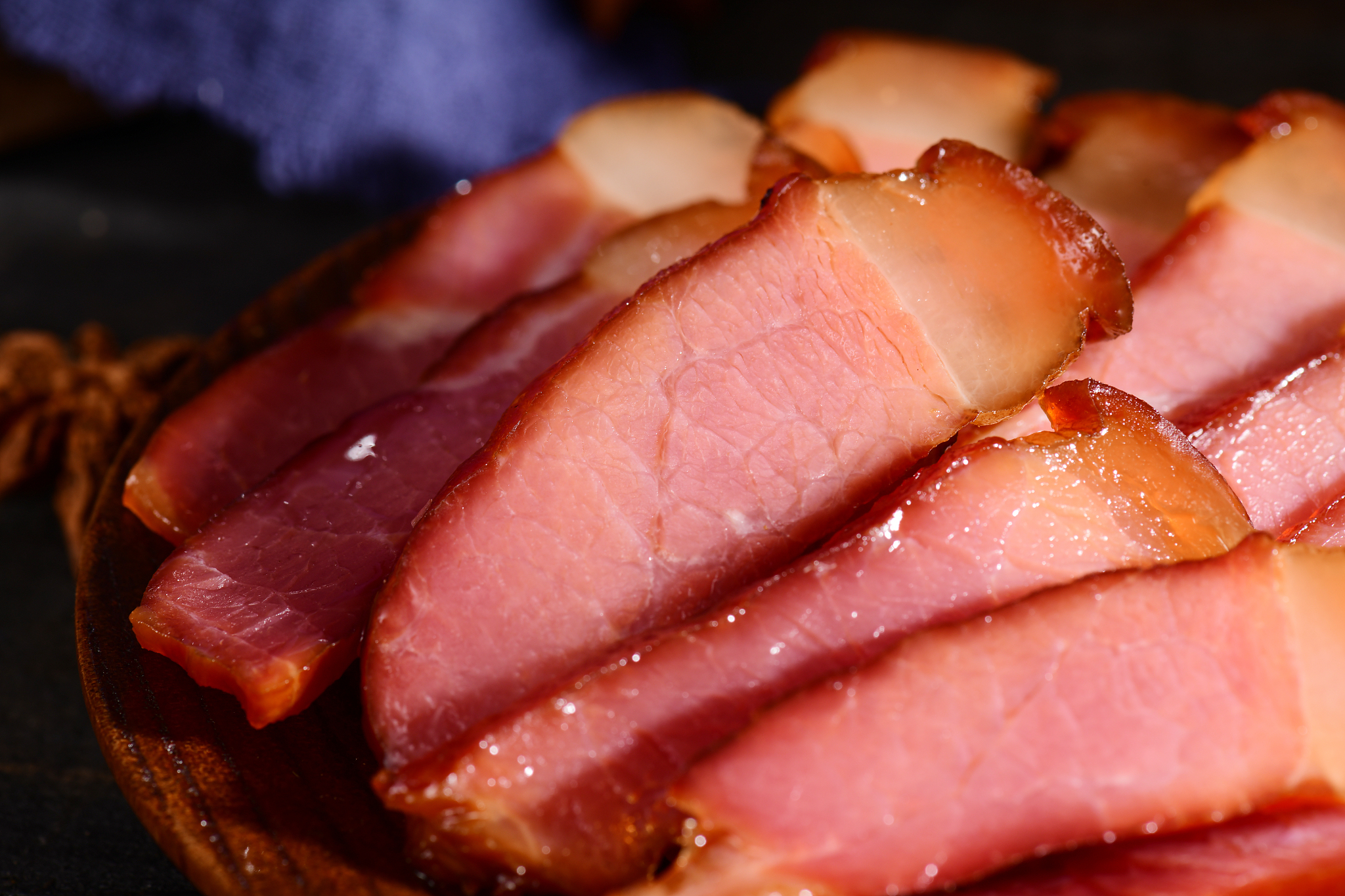 四川熏肉的做法：300字详细图解，让你轻松在家做出香气扑鼻的美味！