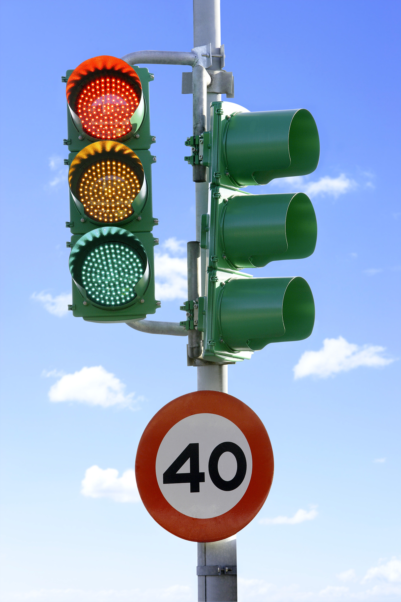 因为不能让南北两个方向同时变成绿灯所以紧急工作模式只能使红绿灯响应一个方向的信号让一个方向变成红灯。 请改写丰富我这句话