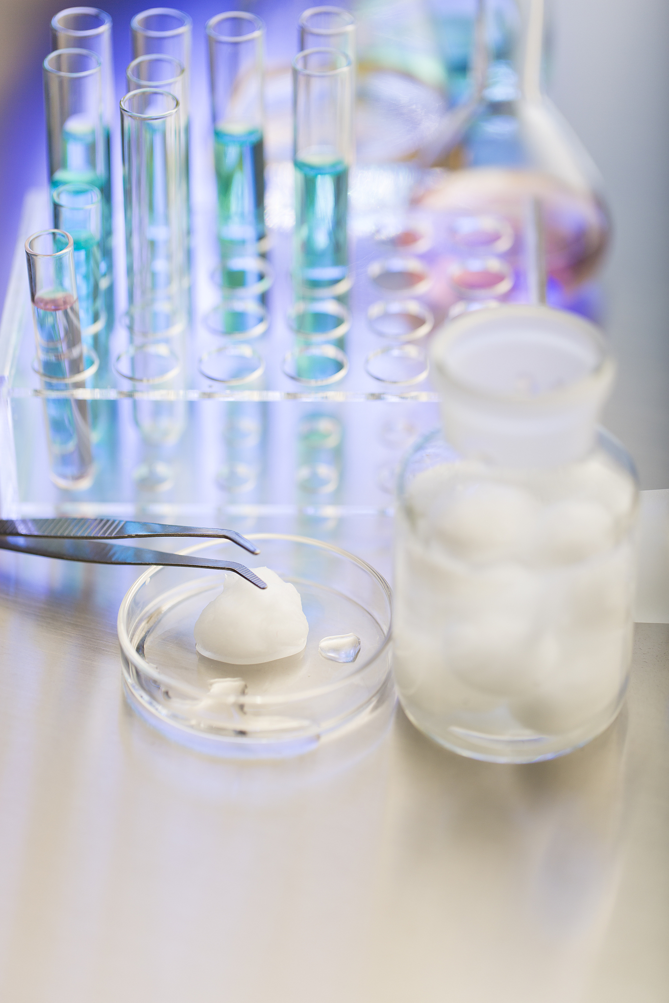 医用酒精棉球和科学实验试管静物