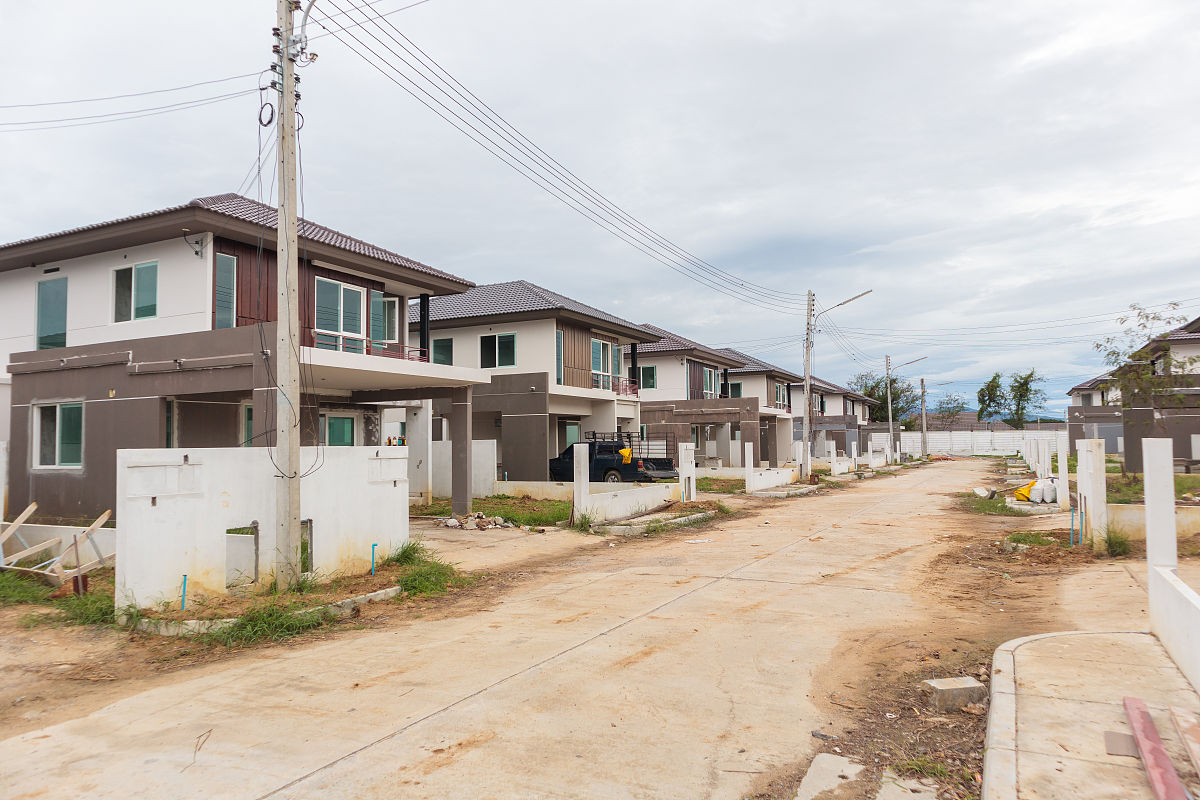改下下面一段话，降低论文重复率：
20世纪70年代起，韩国开始正式组织实施新农村建设与发展运动，其重要实施内容之一就是改善农村的基础设施，改造农村房屋，在“新村运动”之初，农村基础设施和民居建设所需要的建材、资金均由韩国政府提供和支持