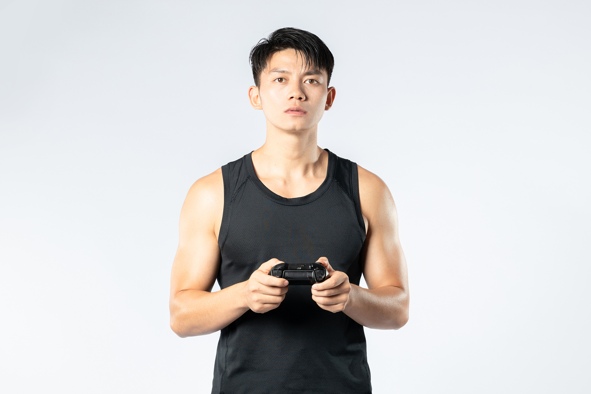 手拿游戏手柄的亚洲男生