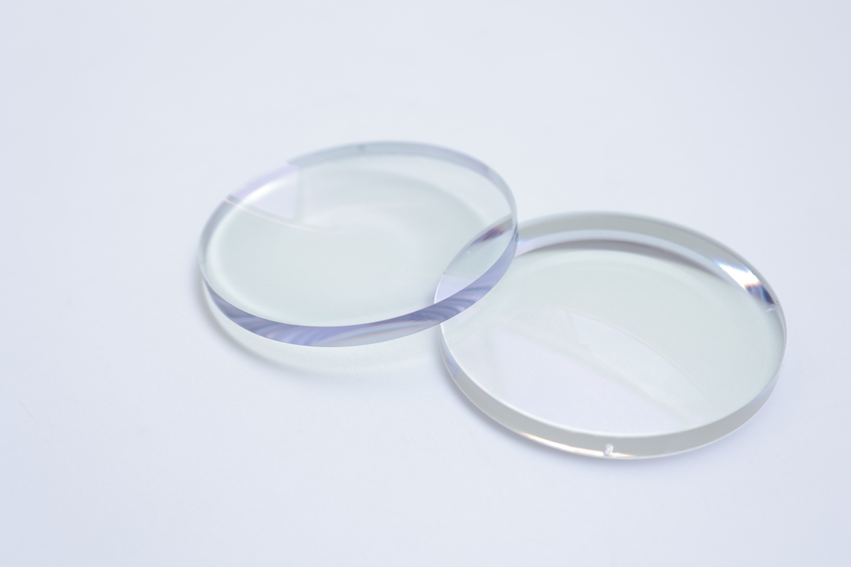 隐形眼镜 vs 镜框眼镜：哪种更适合你？