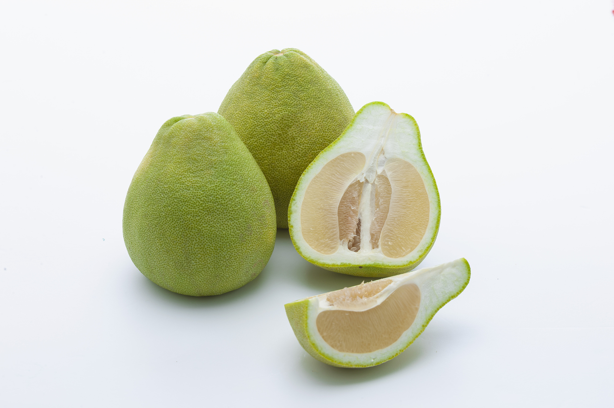 帮我降重下面这段文字要求查重率要低于10逻辑通顺：传统柚子市场逐渐受到影响但文旦柚仍面临替代品带来的压力。因此思州文旦柚需全面谋划应对方案突出其绿色、健康、营养、保健的特点