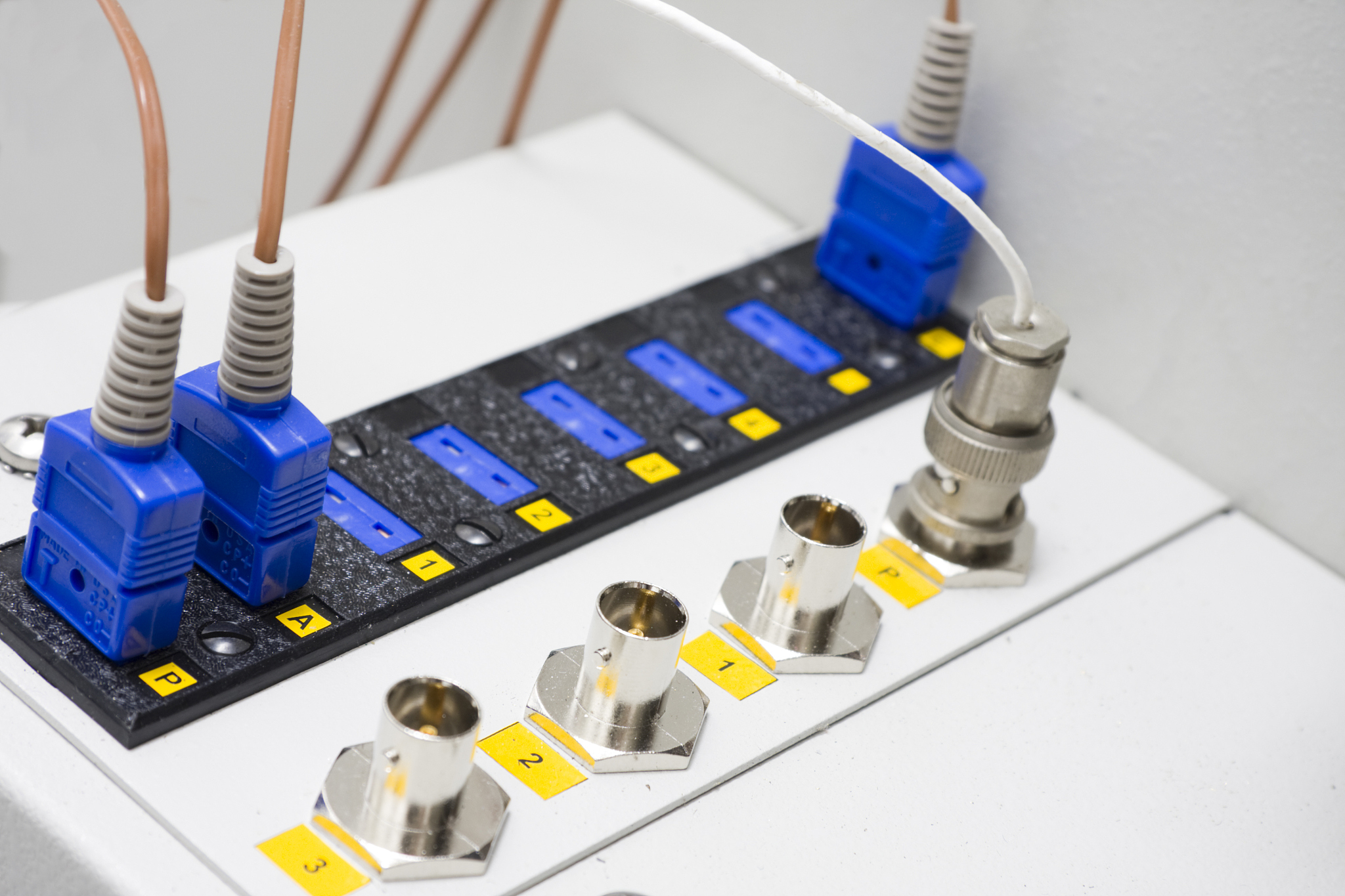 客户经常采购电子元件，我们这里提供一站式服务，我们是连接器的工厂，例举我们的优势，请用英文写5000字一封开发信