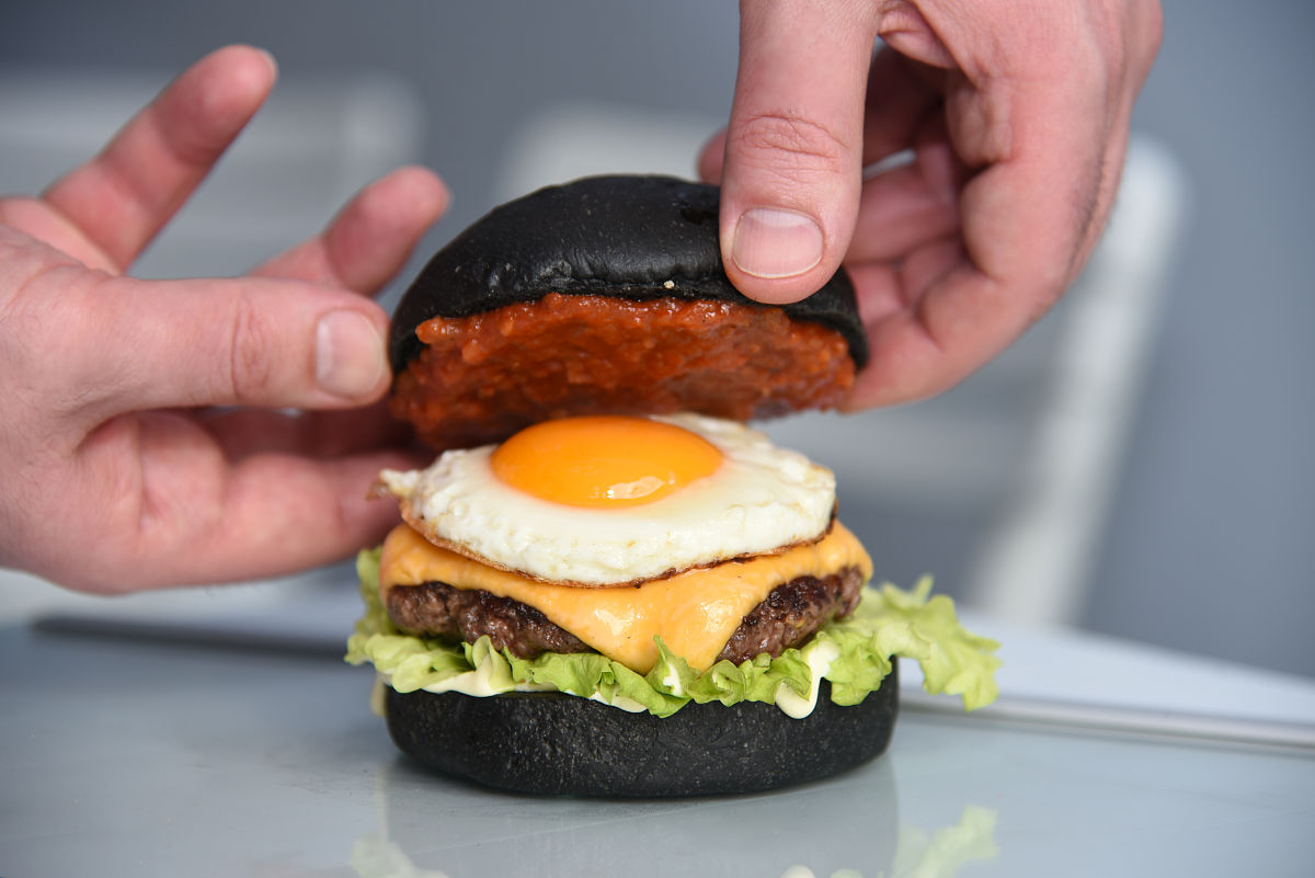 你是汉堡王的创意编导现在你需要写一个视频脚本时长30s场景是汉堡王门店出镜的人是店长和客人脚本内容是客人点蛋牛牛蛋堡而店长得了健忘症需要搞笑的