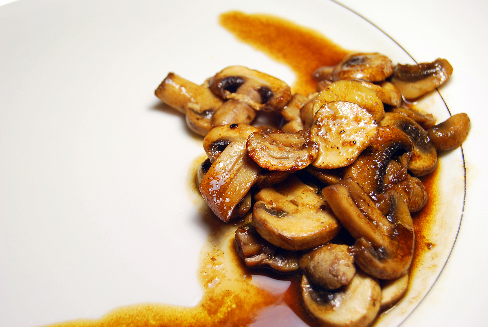 请根据以下模板写一份相似的文案描述更有画面感和诱惑力生动的语言文字数量大致相同：做梦也没想到把啤酒到面里这样做的美食大小朋友都爱吃很多人没见过更没吃过搅匀了放一大勺玉米淀粉少许孜然一把白芝麻搅成面糊状有些人喜欢安静的看视频但他会默默的点个赞这样的人太可爱了再来一勺食用油这个面糊用来炸鸡翅炸虾仁都特别酥脆用蘑菇把手掰成条放点盐沙出水份然后用手给它攥干把蘑菇倒进面糊里六成油温下锅炸炸至金黄酥脆就能开吃