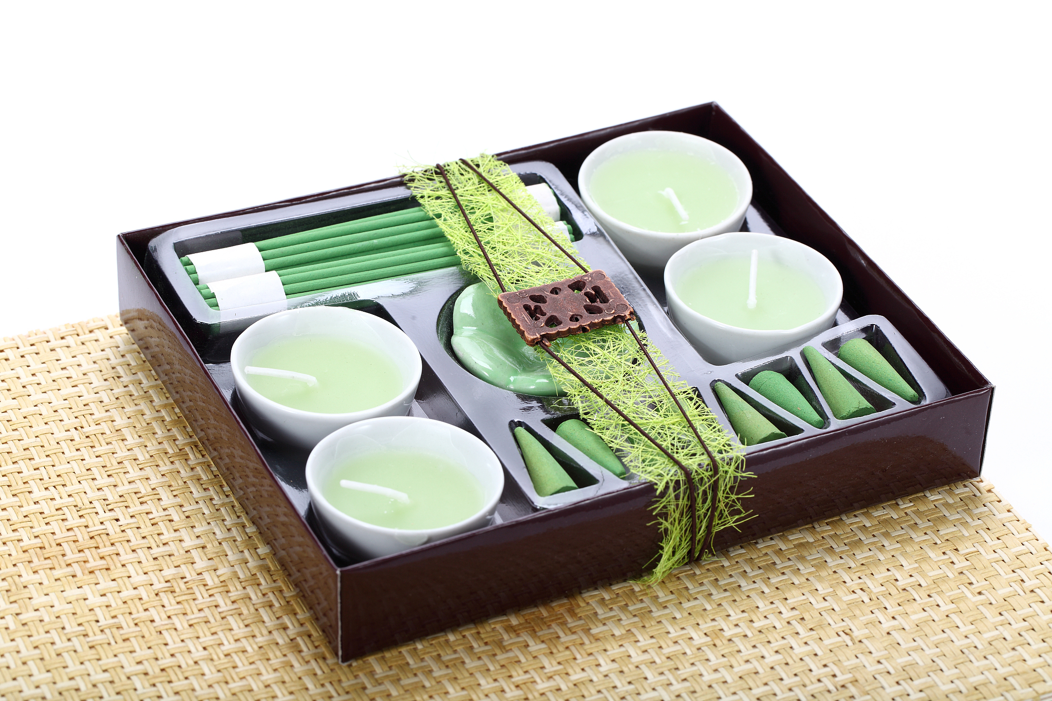 请根据总体概括香气是什么、进一步解释香气、人如何感受到香气写一段话