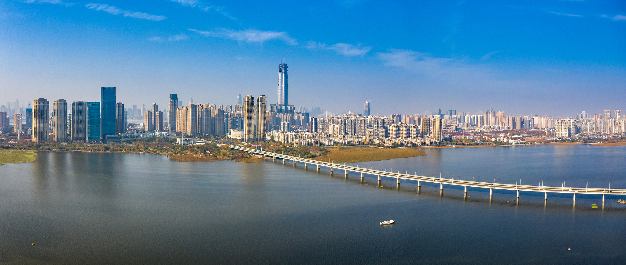 航拍武汉地标天际线日景