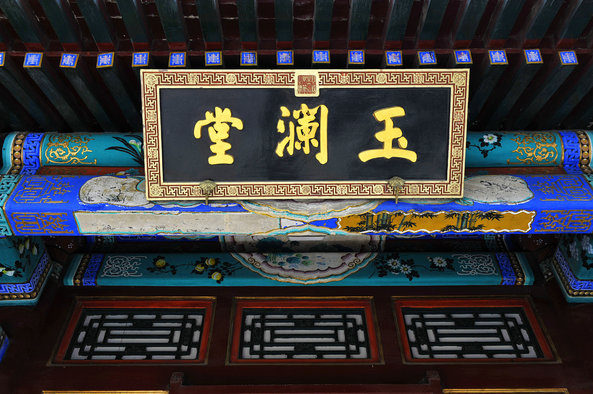 请写一篇作文根据以下要求写作：《红楼梦》写到大观园试才题对额时有一个情节为元妃贾元春省亲修建的大观园竣工后众人给园中桥上亭子的匾额题名。有人主张从欧阳修《醉翁亭记》有亭翼然一句中取翼然二字；贾政认为此亭压水而成题名还须偏于水主张从泻出于两峰之间中拈出一个泻字有人即附和题为泻玉；贾宝玉则觉得用沁芳更为新雅贾政点头默许。沁芳二字点出了花木映水的佳境不落俗套；也契合元妃省亲之事蕴藉含蓄思虑周全。以上材料