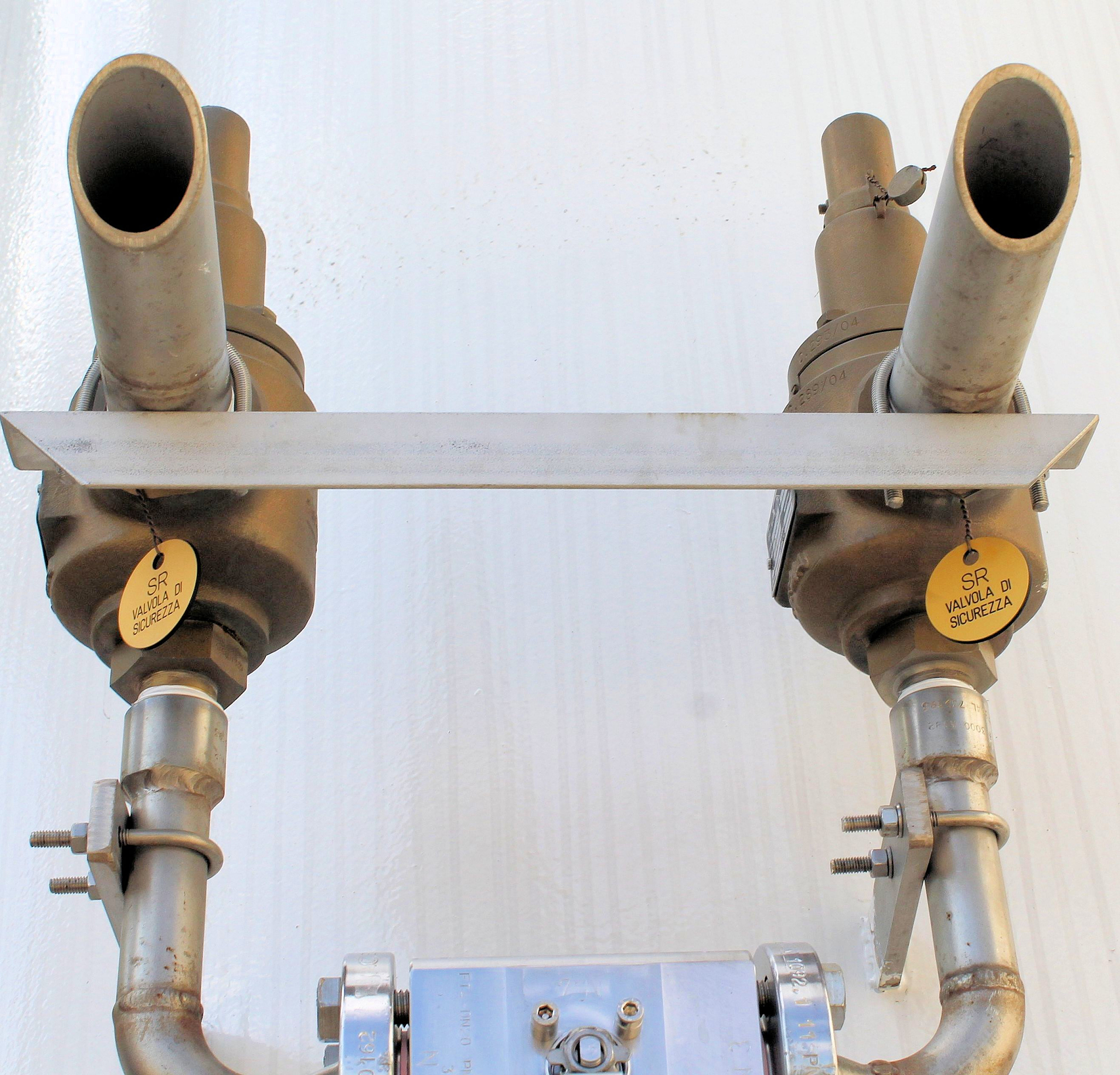 Whipchecks: 安全装置，防止气体或水管爆裂