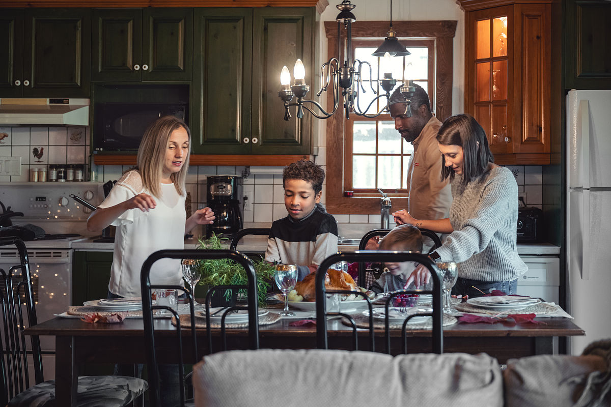 改写后面介绍：是一部治愈罗曼史因家人而受伤的人们聚集在一起扮演假家庭在可疑咖啡厅芬兰爸爸的新人侑莉和消失的初恋宇贤的故事。