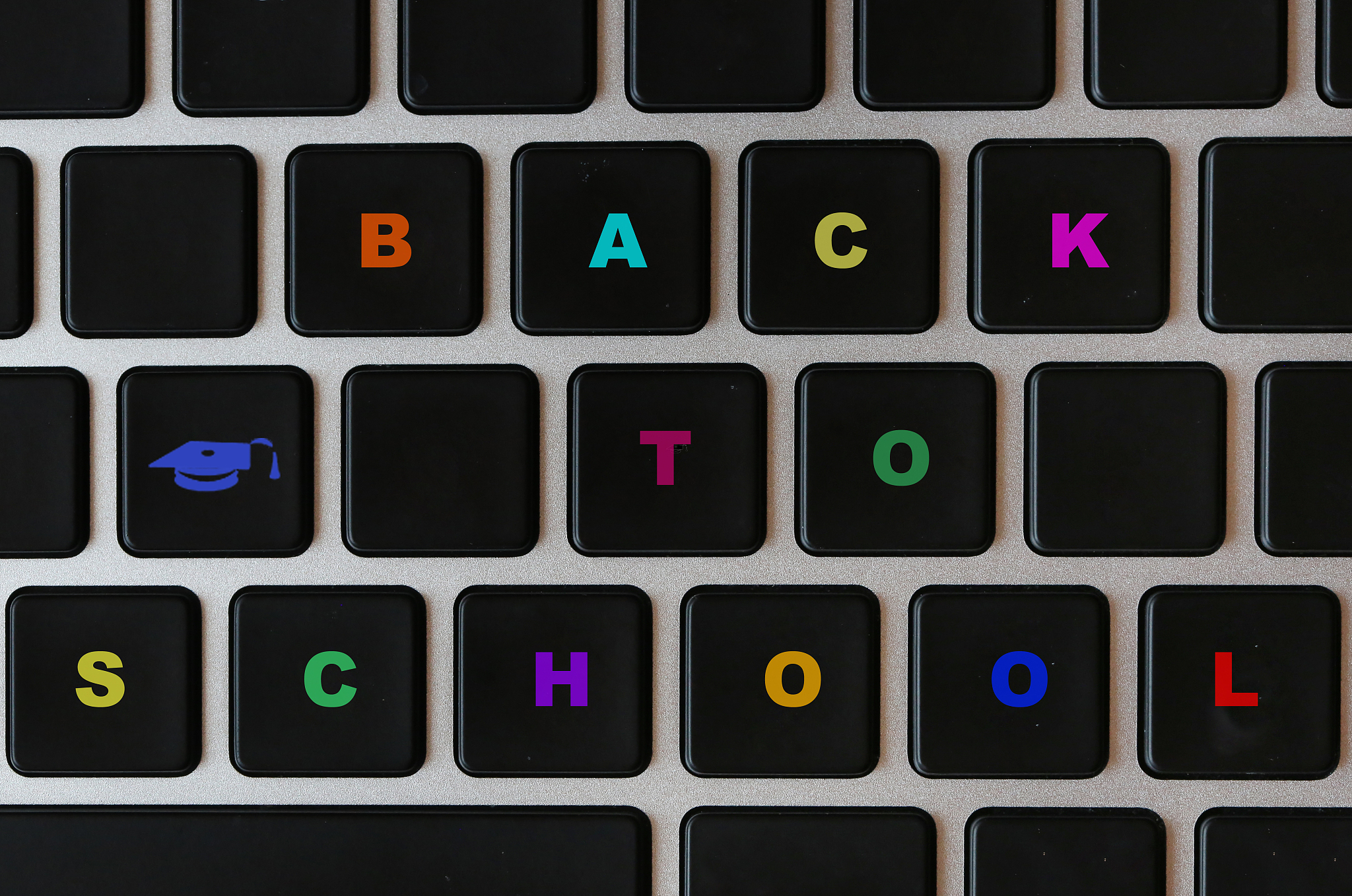 写一个适用于bukkit189的插件功能是使用random指令从服务器中随机选取2人。当其他人右键选取的两人后始终保持选取的两人不变并且以op的方式执行say HELLO WORLD