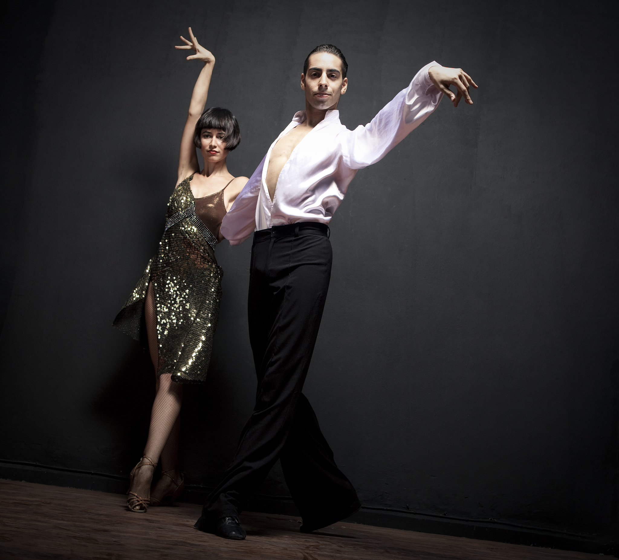 影评《撒旦探戈》请尽全力欣赏电影并运用视听语言的所学知识作为工具撰写一篇完全原创且带有自由性文学性与艺术性的评论文章不少于1500字。