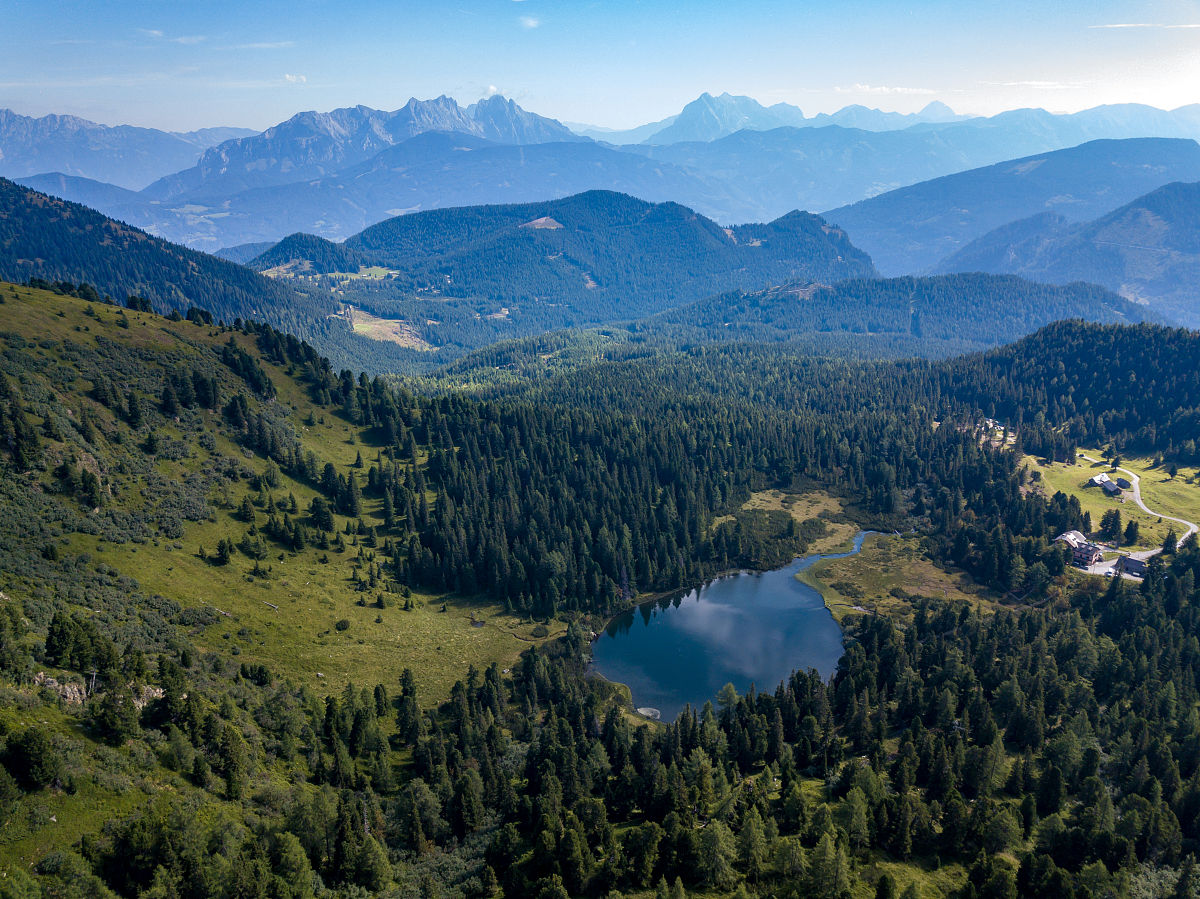 无人机投影项目与传统投影对比优势在哪 至少十个点 最好用 四字词语 概括并阐述理由理由包括传统投影的弊端不少于50字