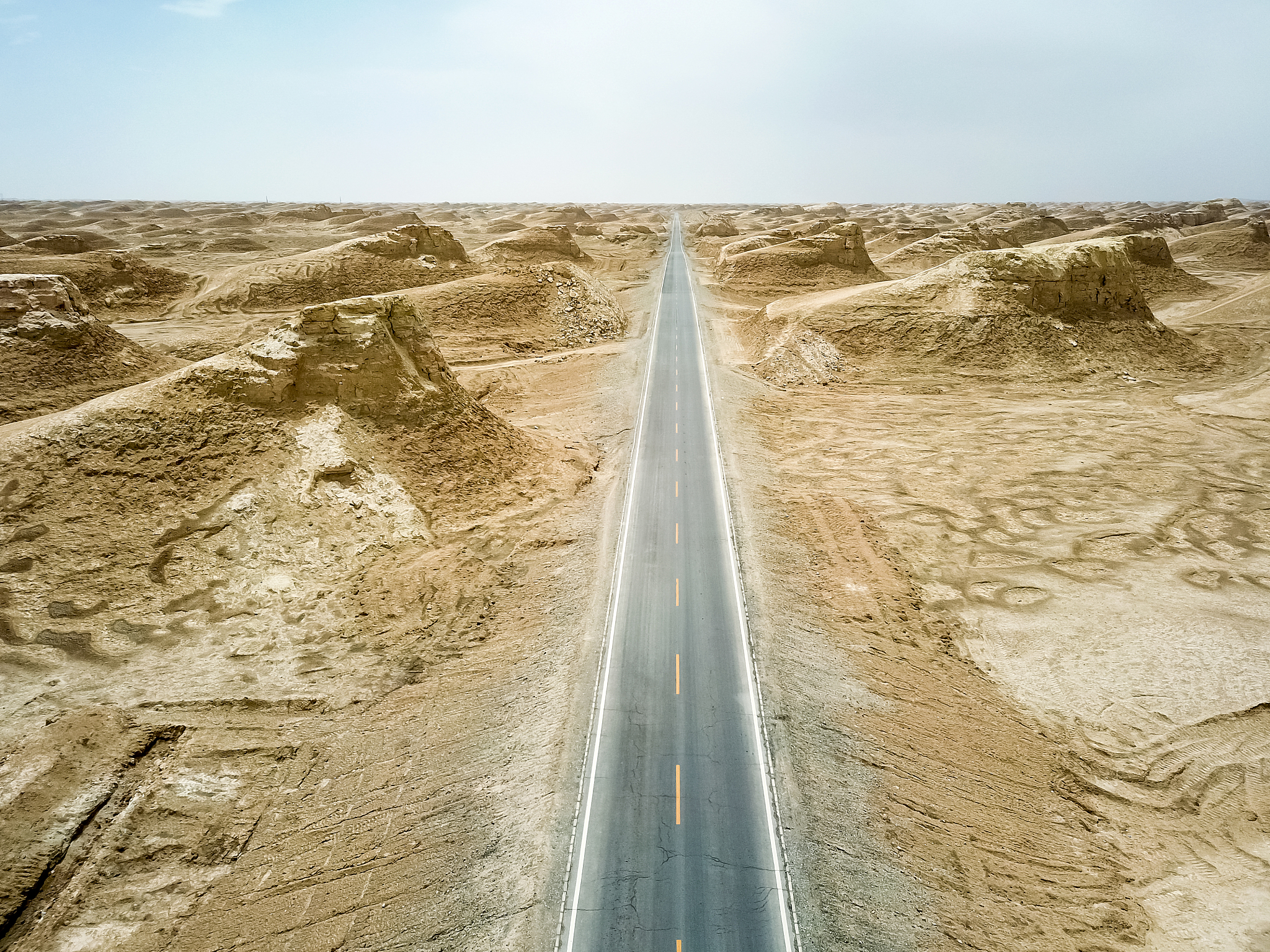 世界最孤独公路：中国耗资370亿穿越三大沙漠，为何却无人敢走？