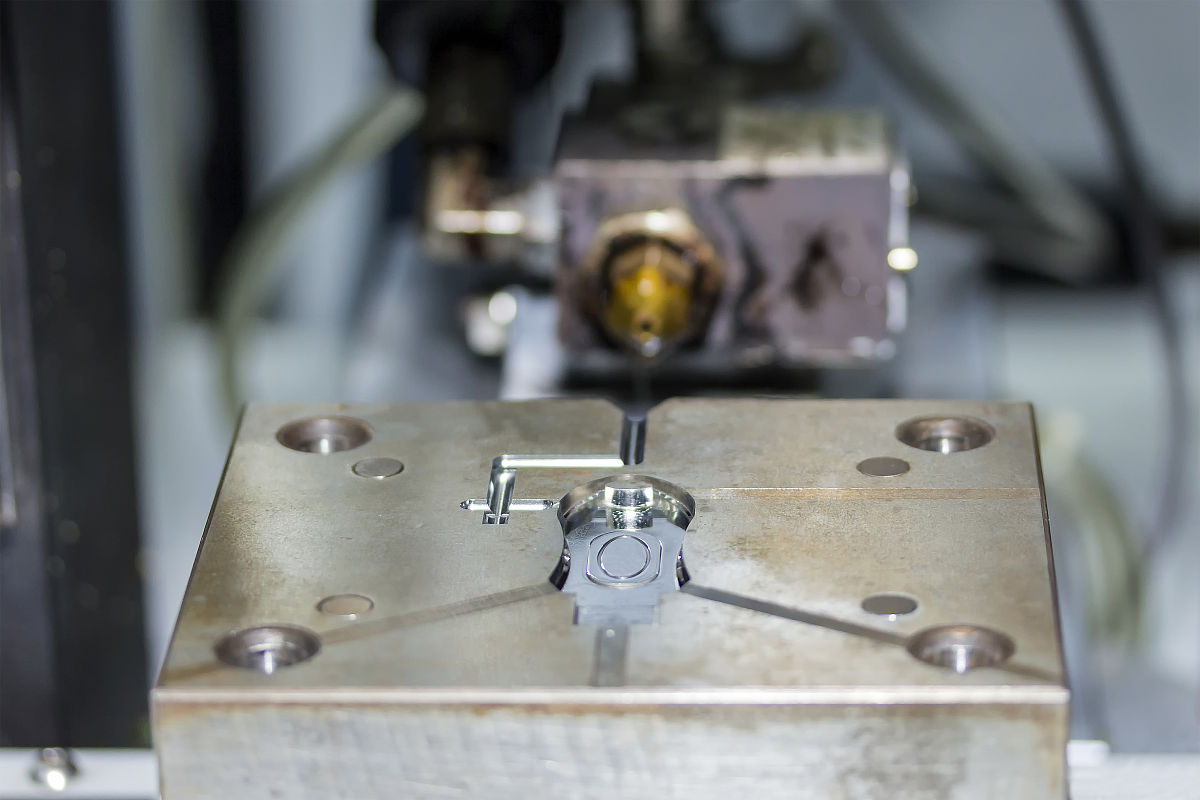 佳明注塑机不锁模 不座进 不顶针不射胶什么原因